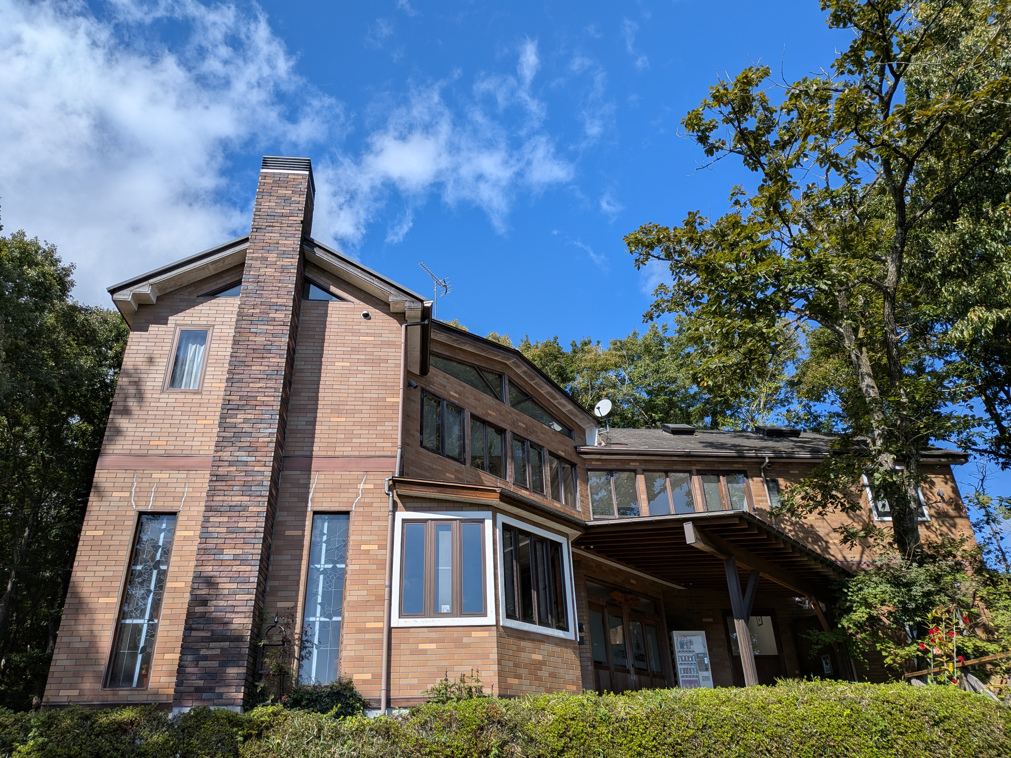 正面玄関　秋晴れ