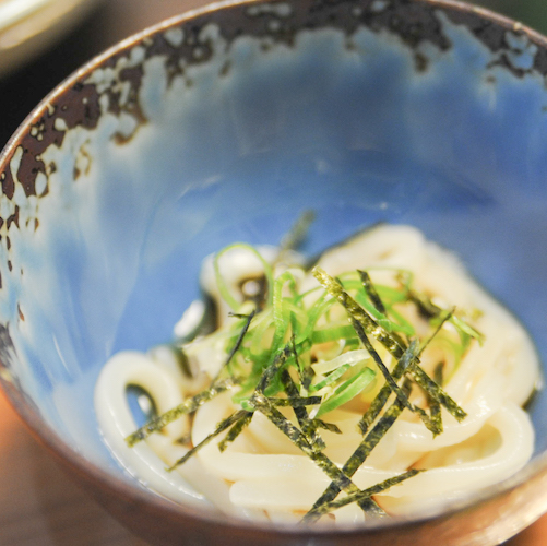 【朝食】姉妹店「草太郎庵」のうどんをご朝食にお出ししております／例