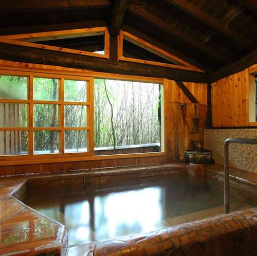 【貸切風呂】熊本の天草砥石を使用した石風呂です。ゆったり入ることができる広々とした内湯です