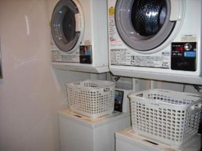 洗濯機及び乾燥機も完備。洗剤はフロントにて販売しております。