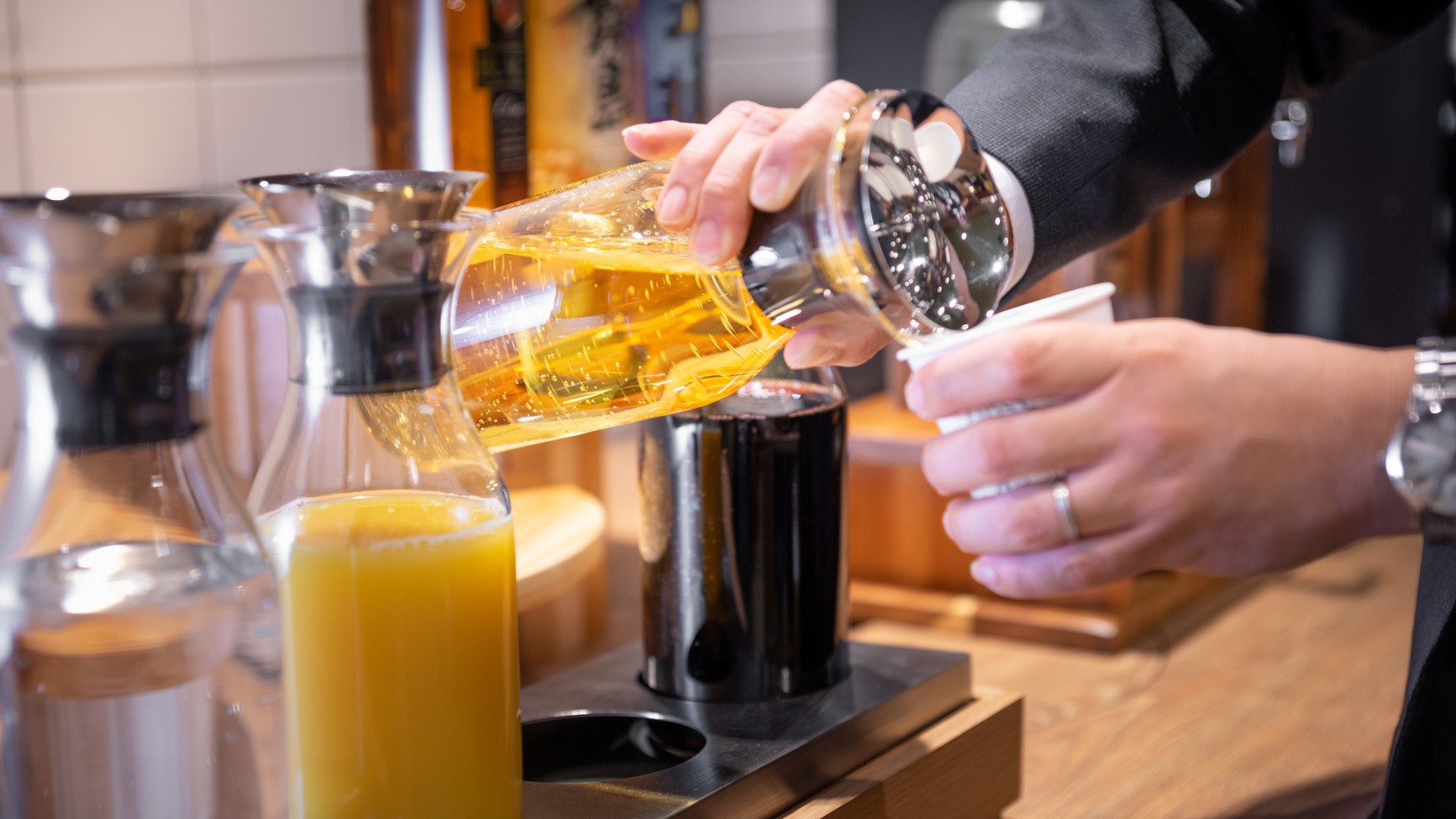 ワインや焼酎、コーヒー等をラウンジでゆったりと楽しめる無料ウェルカムバー