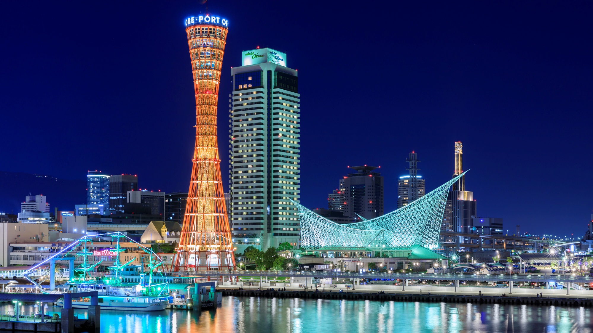 【当館から車で約13分】神戸港のシンボルで、美しい夜景を楽しめる神戸ポートタワー