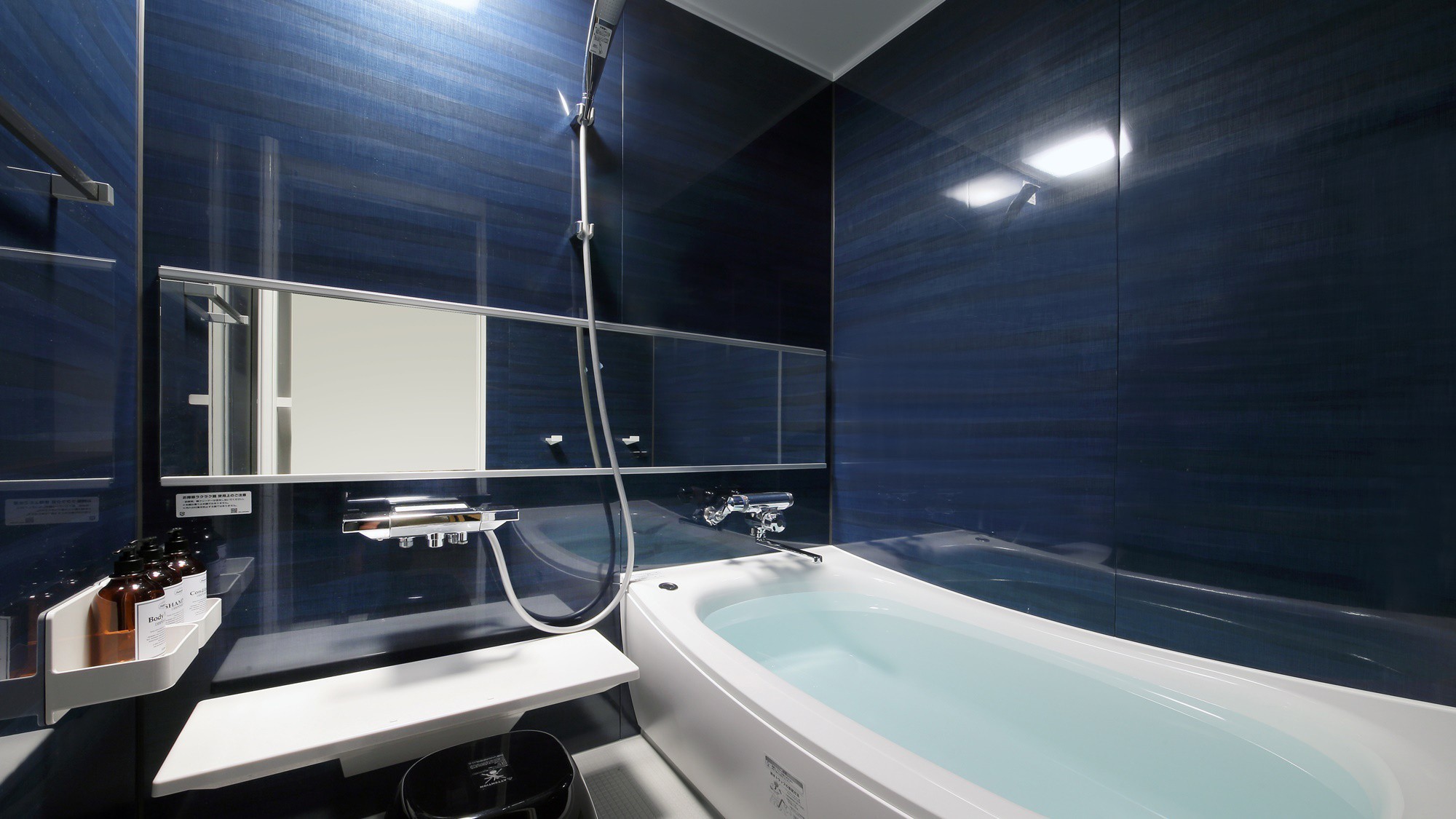 『清夏-せいか-』内風呂もお部屋のコンセプトに合わせた色で作られています