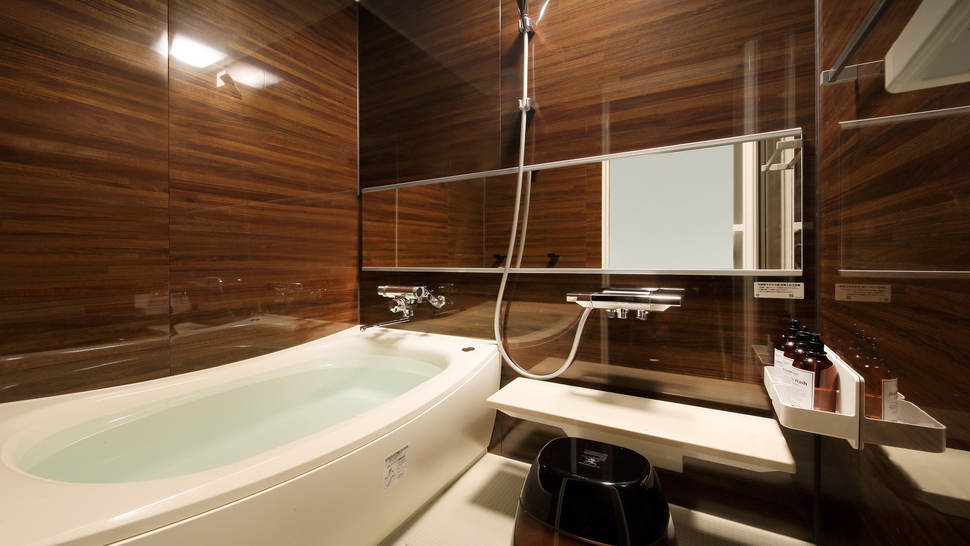 『深秋-しんしゅう-』内風呂もお部屋のコンセプトに合わせた色で作られています