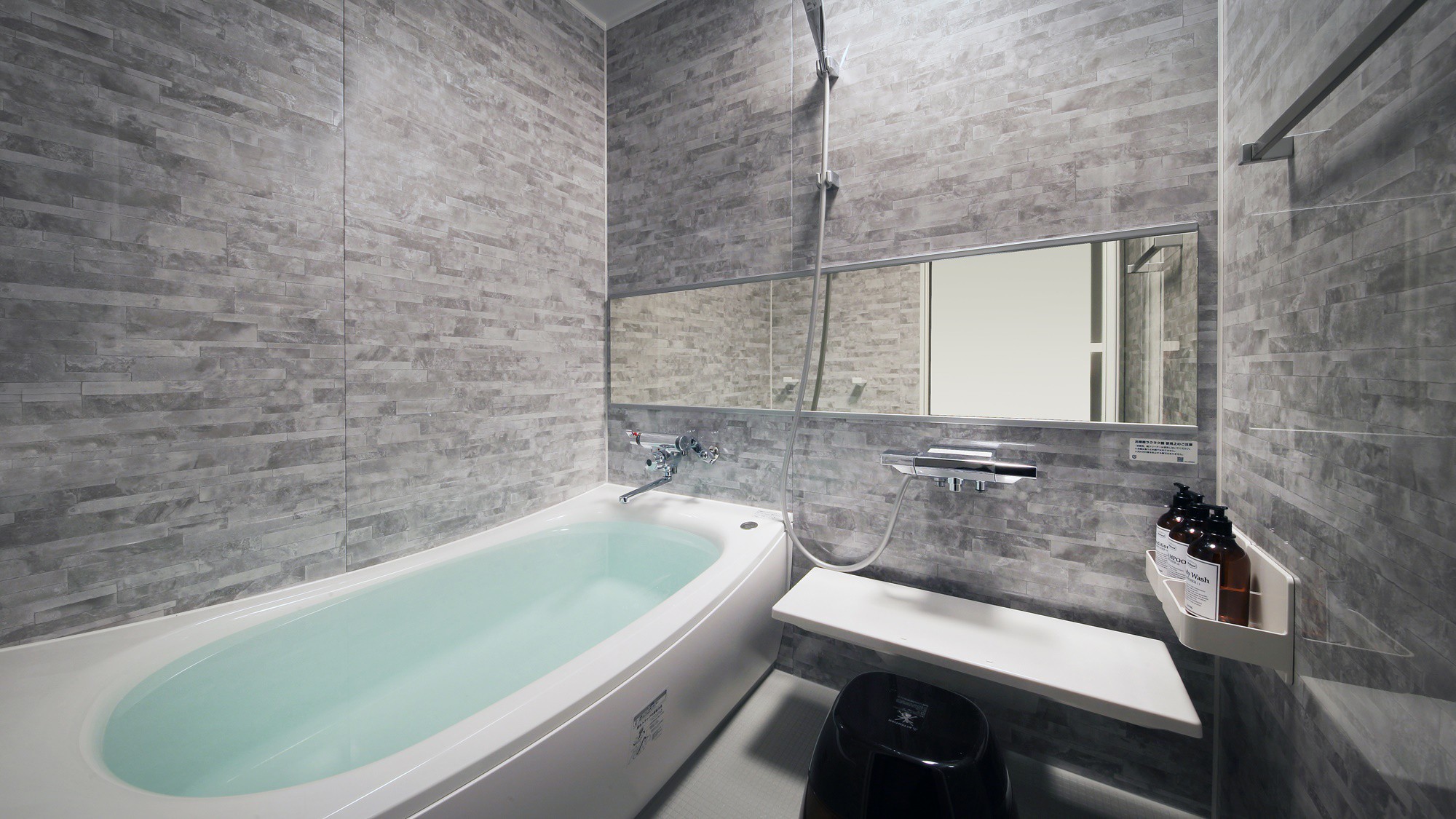 『冬月-とうげつ-』内風呂もお部屋のコンセプトに合わせた色で作られています