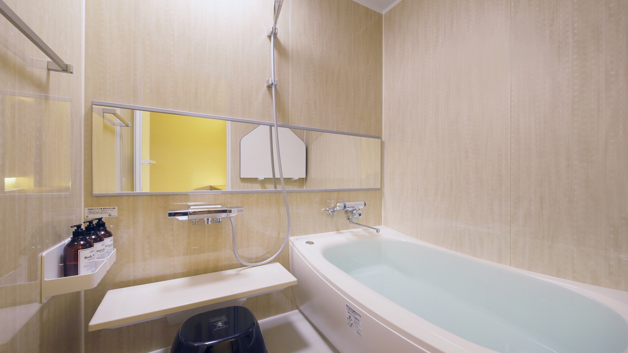 『春霞-しゅんか-』内風呂もお部屋のコンセプトに合わせた色で作られています