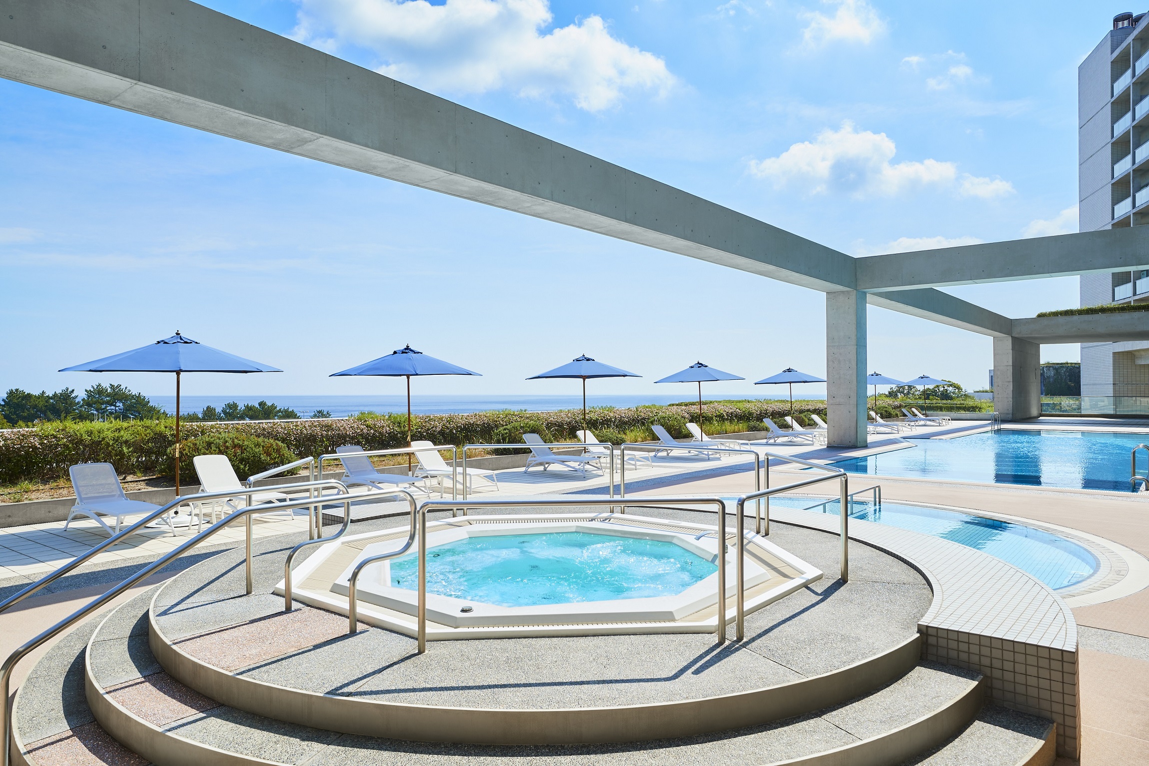 【スパ&フィットネス　リストーロ　屋外プール】明るい陽ざしと潮風に包まれて、お子様用プールもあります