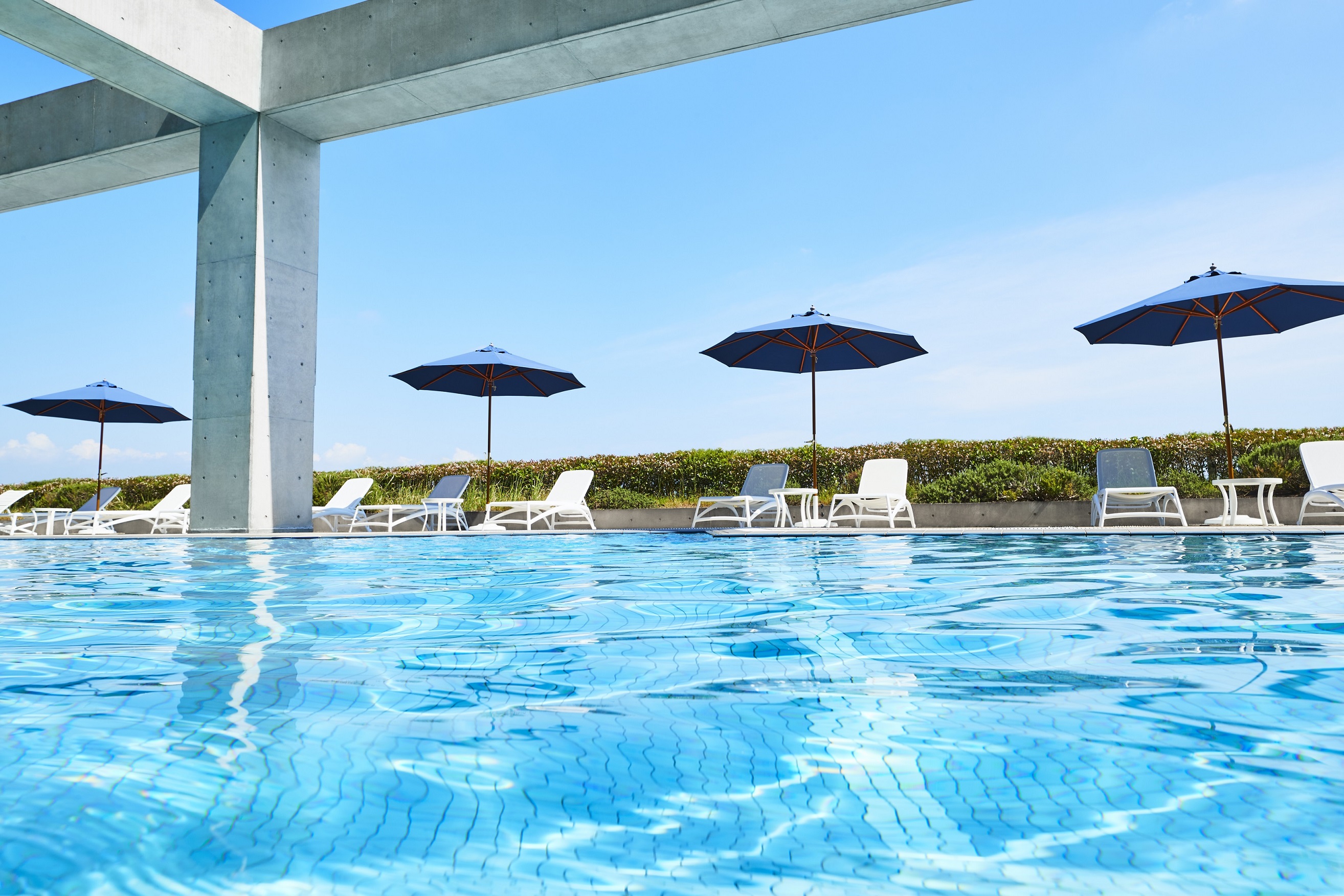 【スパ&フィットネス　リストーロ　屋外プール】明るい陽ざしと潮風に包まれて、お子様用プールもあります