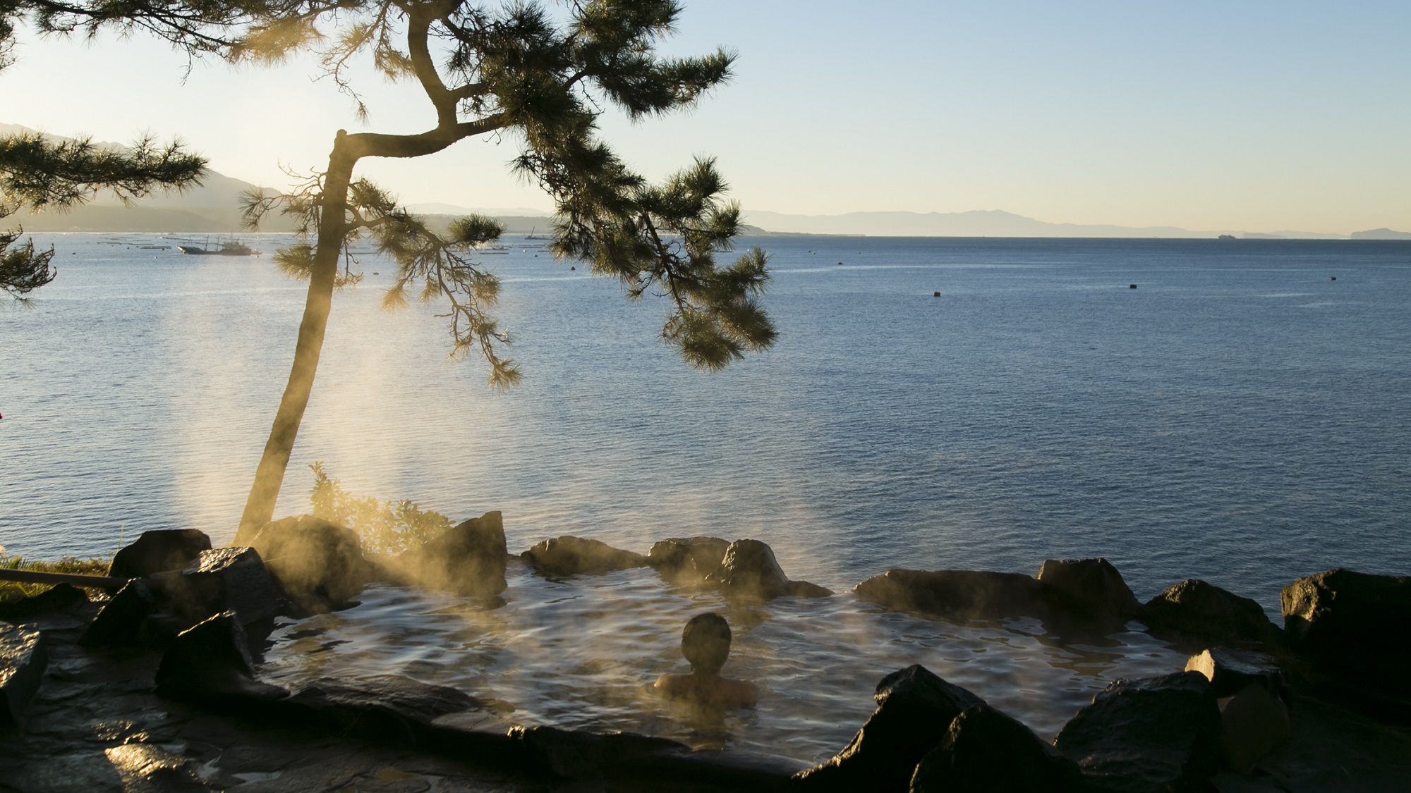 ☆【男性用露天風呂】錦江湾を眺めながら桜島が生む源泉をご堪能下さい。