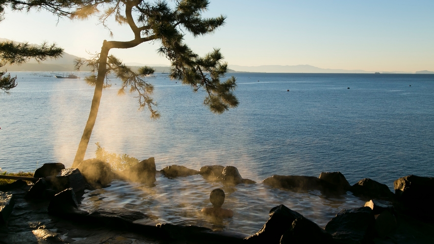 ☆【男性用露天風呂】錦江湾を眺めながら桜島が生む源泉をご堪能下さい。