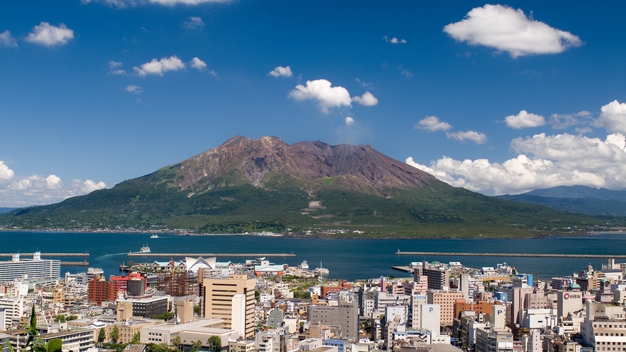 ☆桜島は鹿児島のシンボル！噴火も降灰もあたりまえ。活火山のふもとに長年、地元住民や旅館が存在します。
