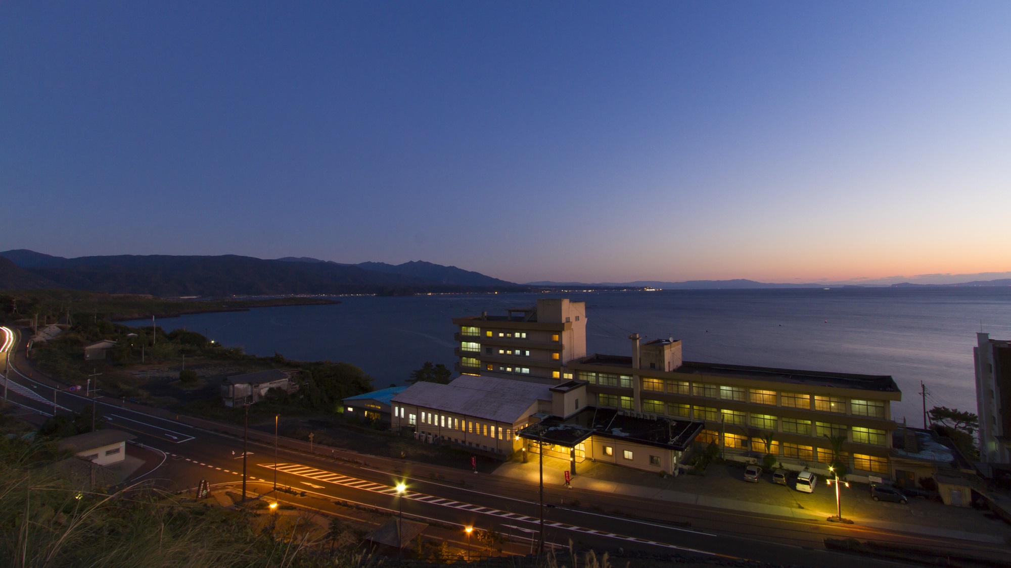 ☆【外観】夕暮れのときも錦江湾をうっすらピンクに染めて、当館右方面で太陽が沈んでいきます。