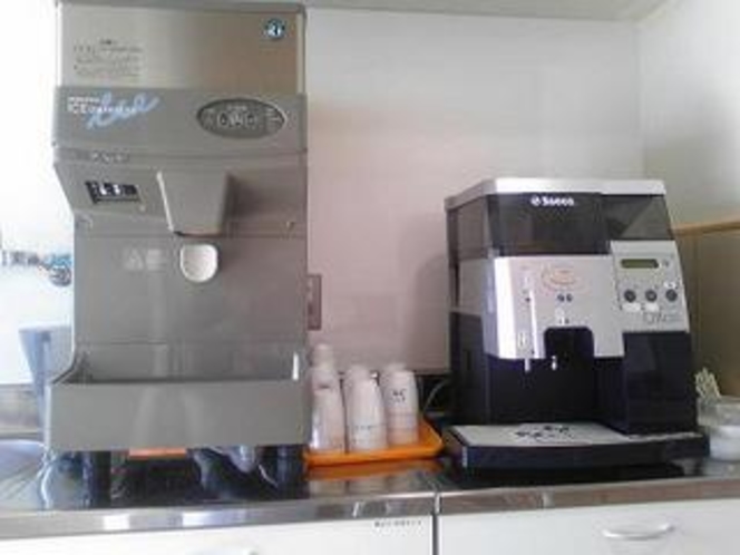 浄水器とミル付きコーヒーメーカー
