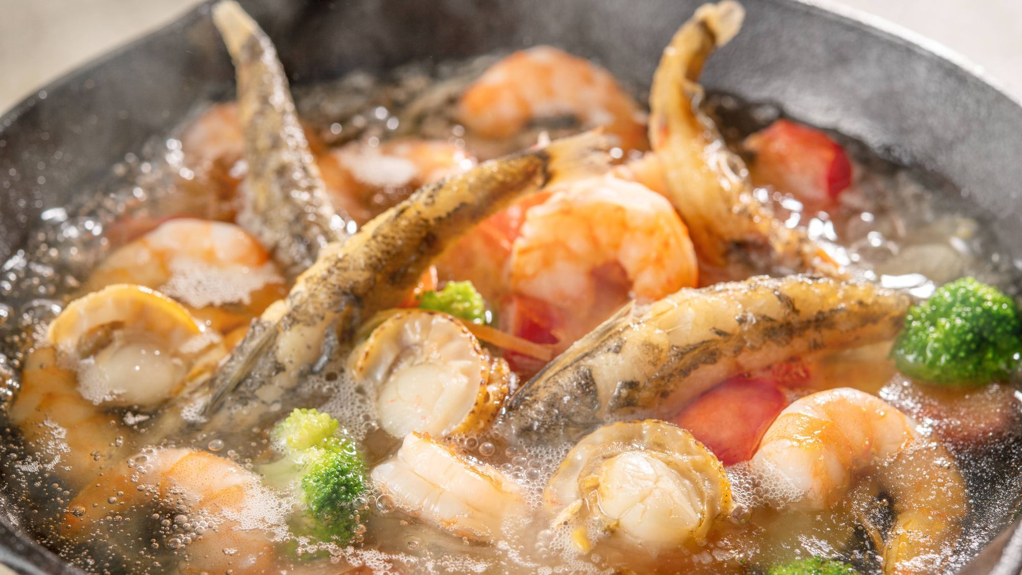 目光と魚介のアヒージョ（春メニュー）