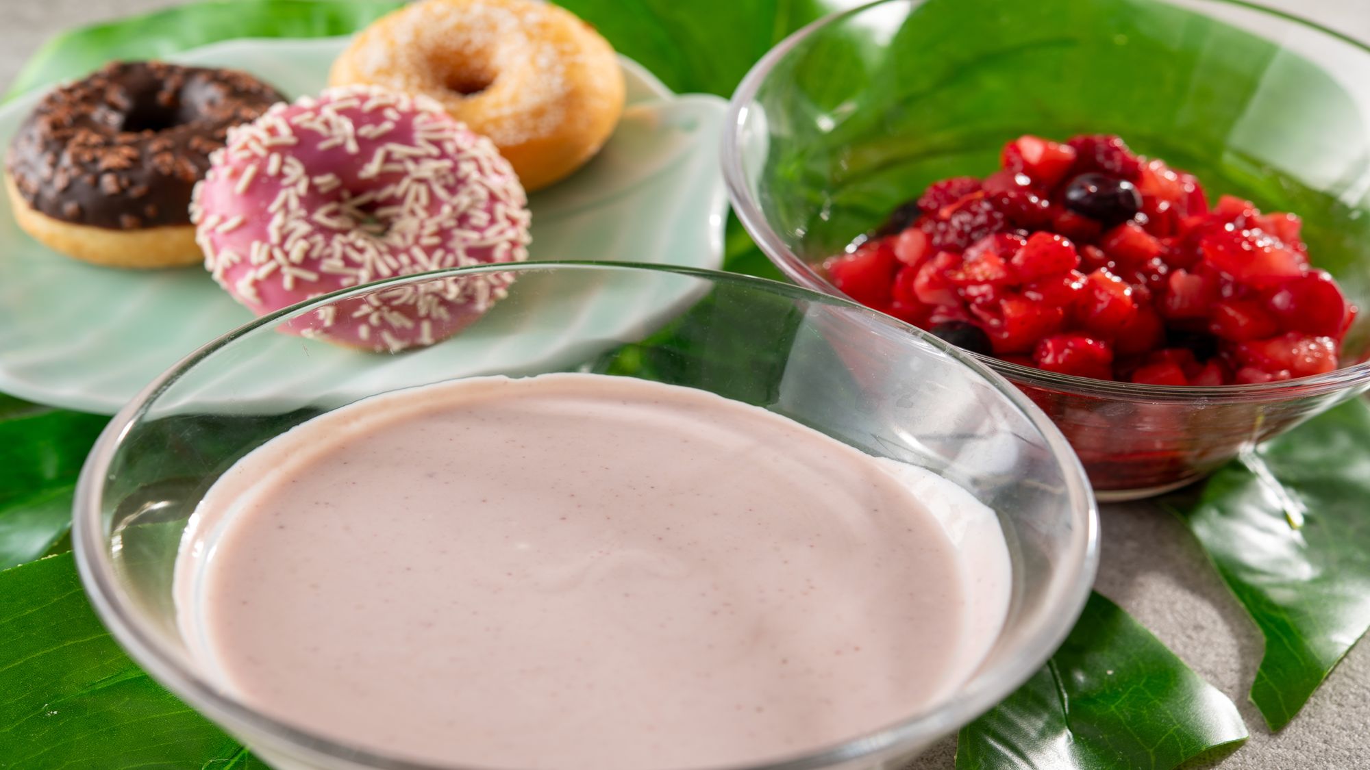 朝食バイキングイメージ　アサイーヨーグルト／ミックスベリー／ミニドーナッツ