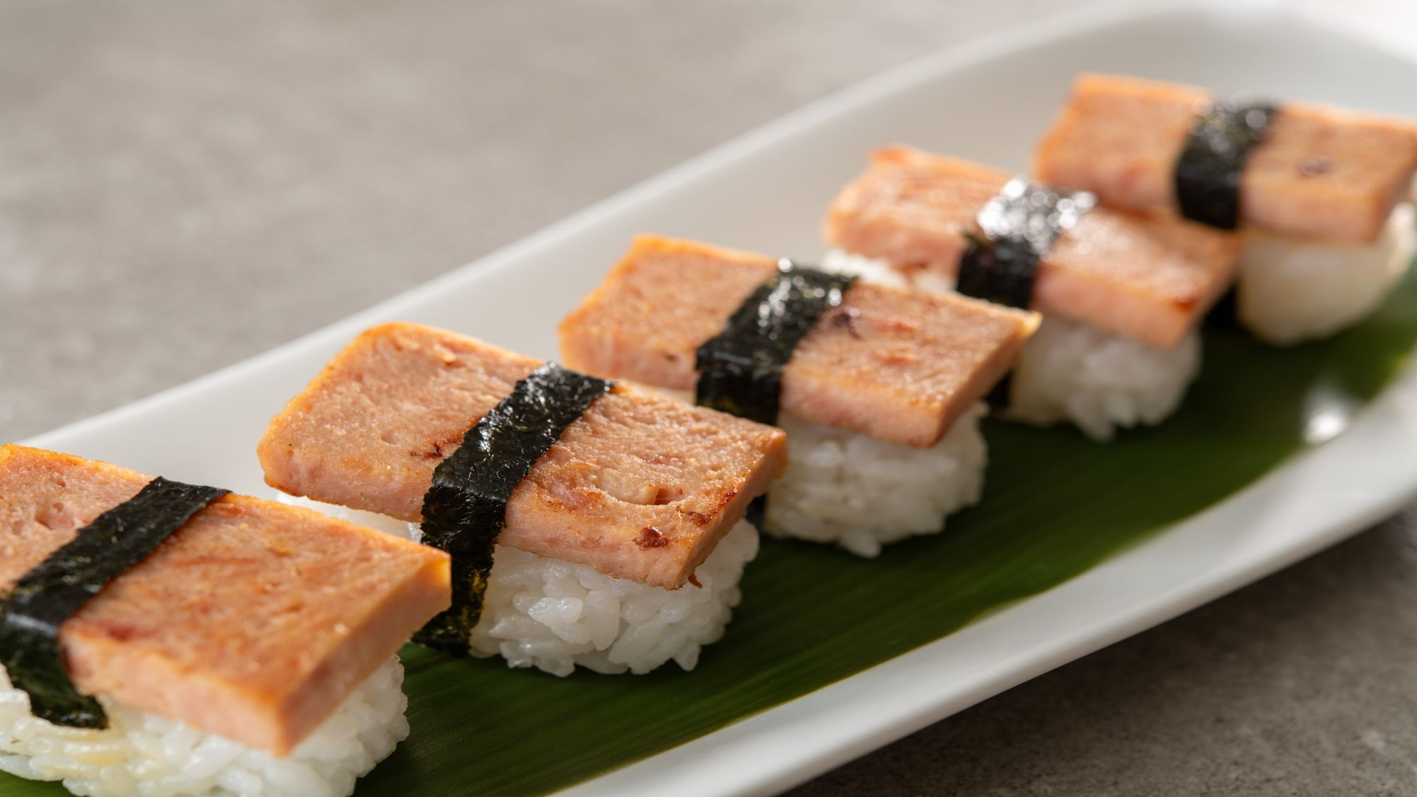 朝食バイキングイメージ　スパムおにぎり