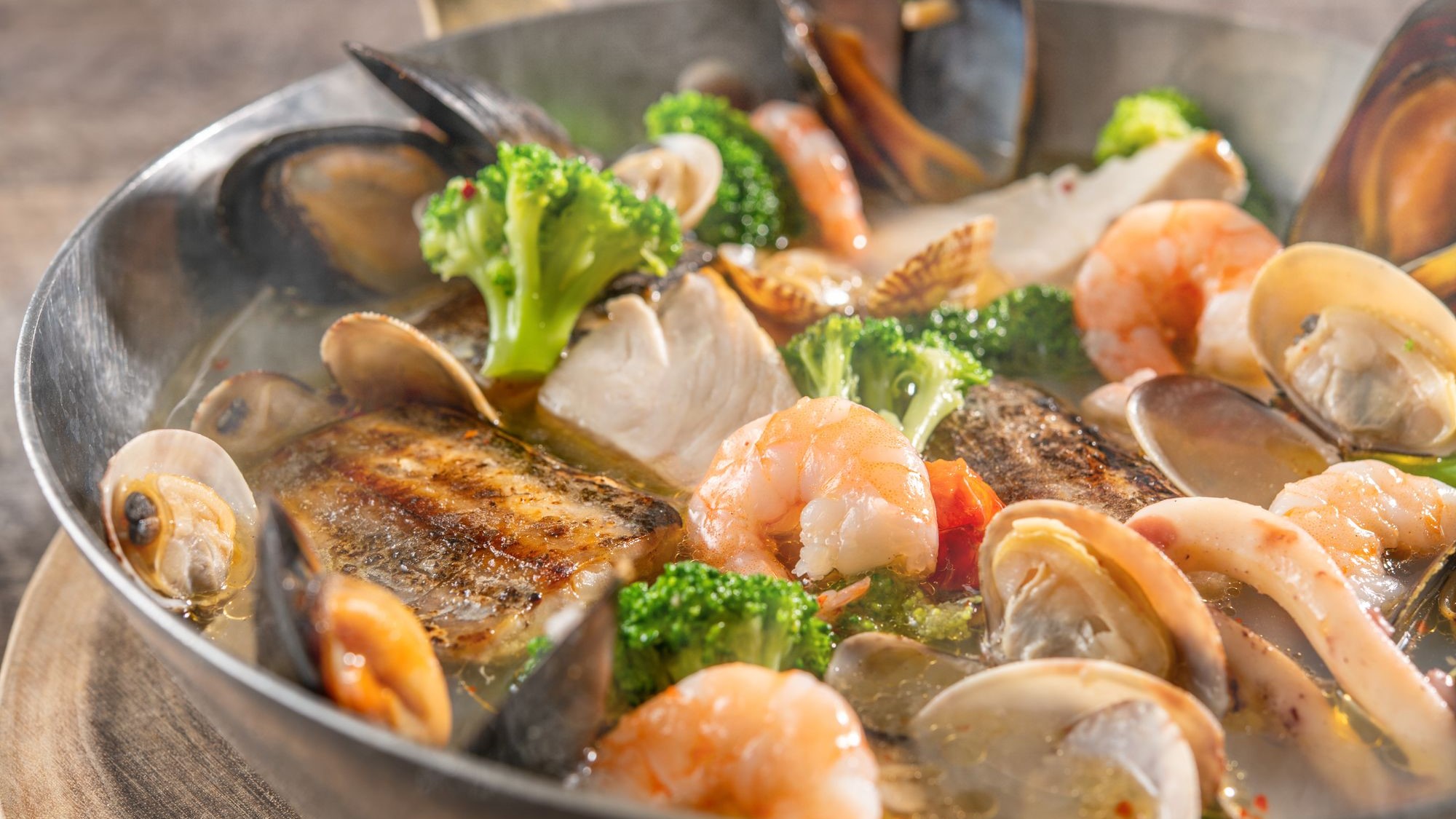 【マヒマヒと太刀魚のアクアパッツァ】2026年夏ディナーメニュー