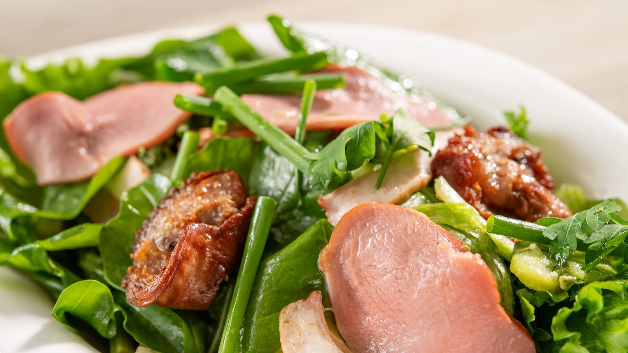鴨スモークと砂肝のグリーンサラダ（春メニュー）