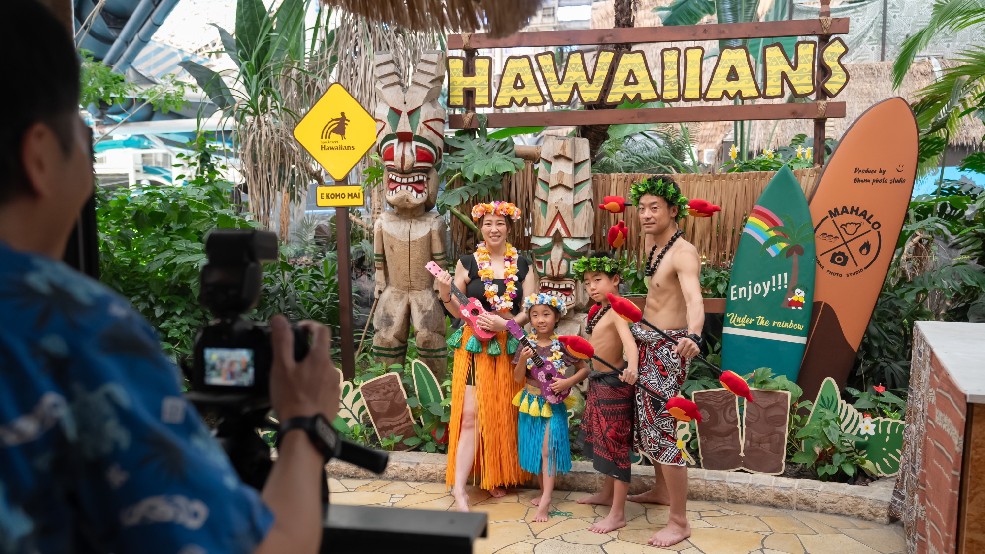フラガールやファイヤーナイフダンサーの衣装で記念撮影ができます。 オハナとはハワイ語で『家族』の意味を持ちます。みんなで撮った写真は、一生の思い出になります。 開催日時　毎日 時間　開館～17:00 場所　ウォーターパーク1階 料金　&yen;1,300～ 