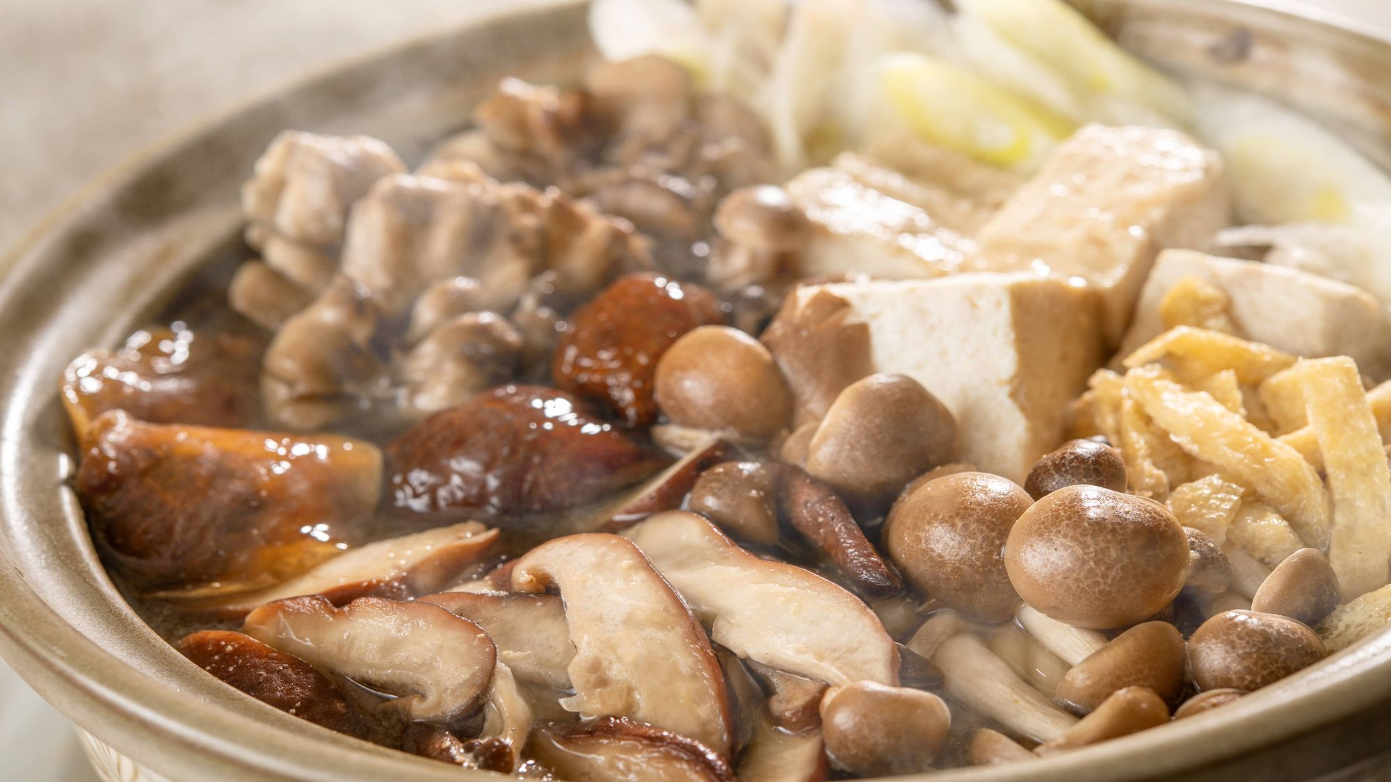 福島県産きのこと、鮫川村の絹豆腐と油揚げの味噌汁（春メニュー）