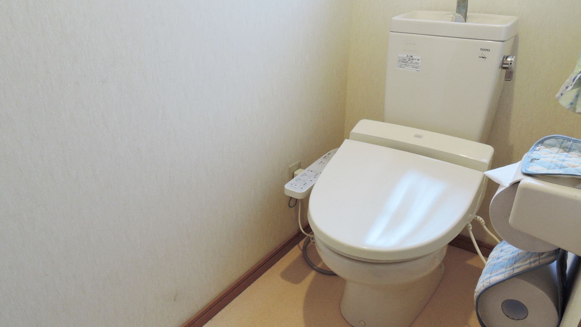 *【共同トイレ一例】1階の共同トイレです。温水洗浄付きで快適★