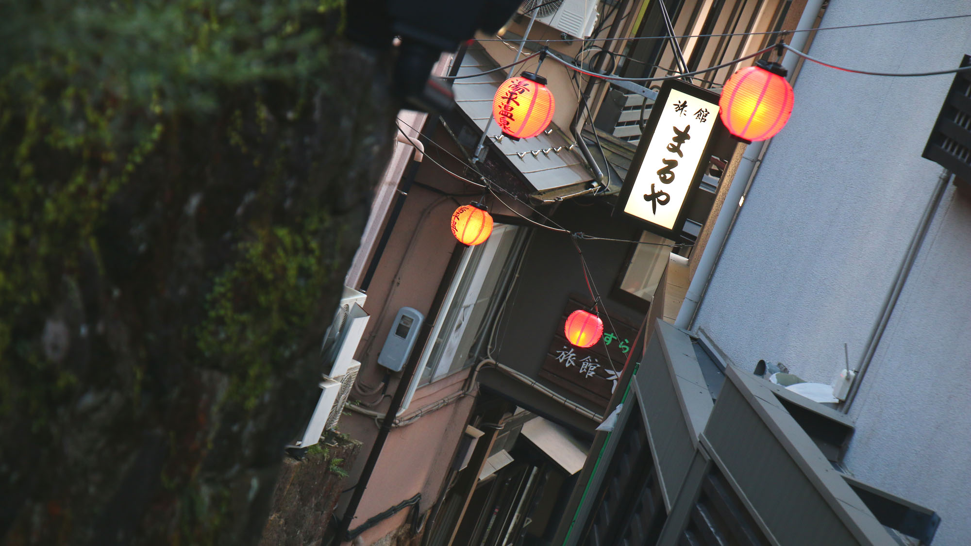 路地と赤ちょうちんと看板