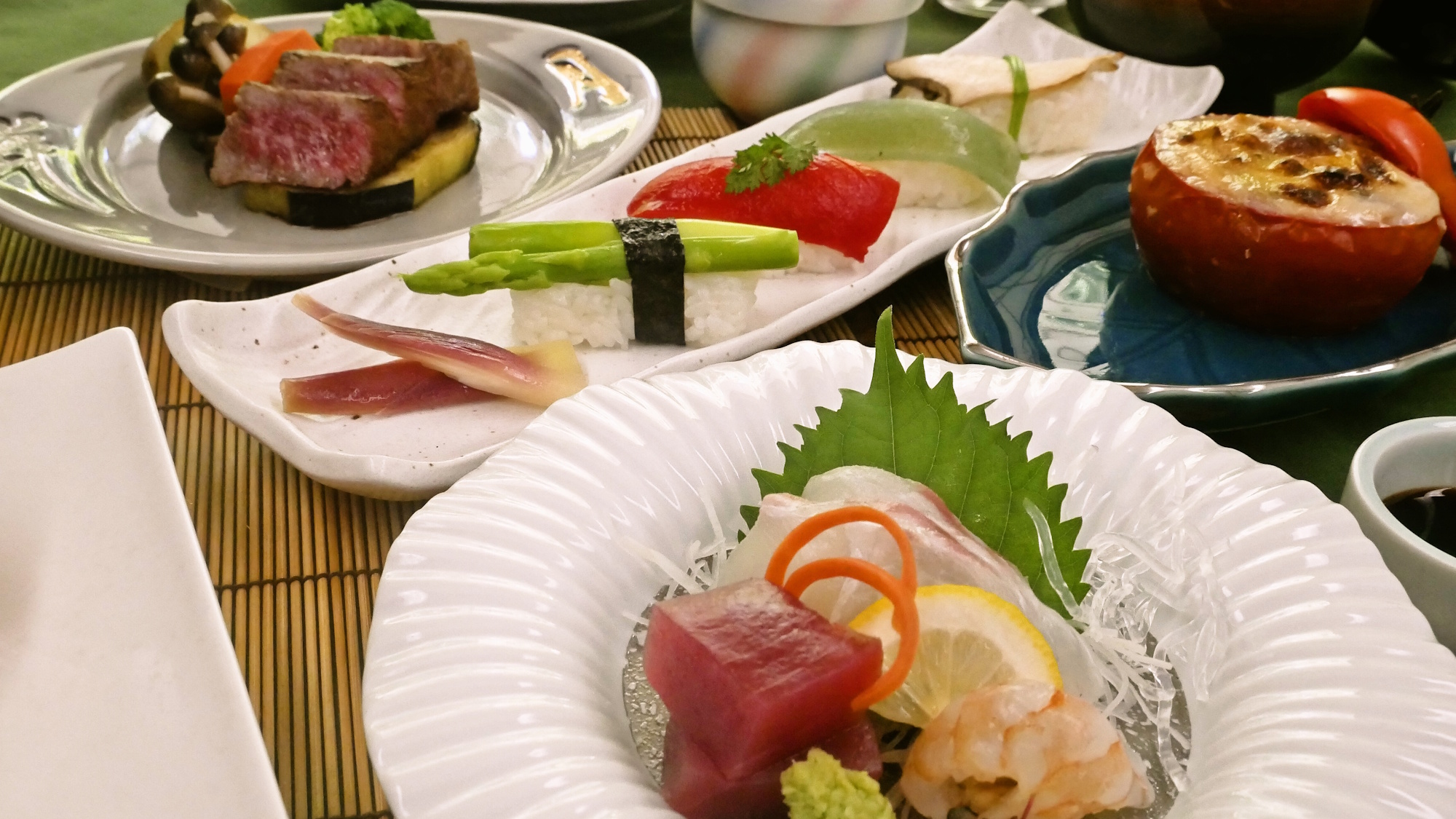  彩も楽しい野菜寿司、写真はアスパラ・パプリカ・刺身こんにゃく・エリンギ