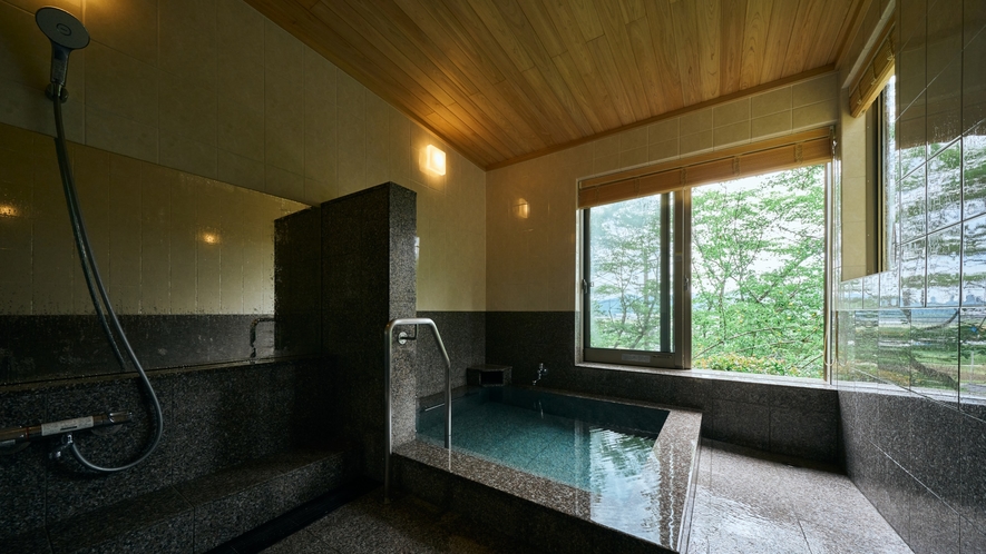 【別邸さくら／洋室一例】客室付半露天風呂。広々とした空間が自慢です。