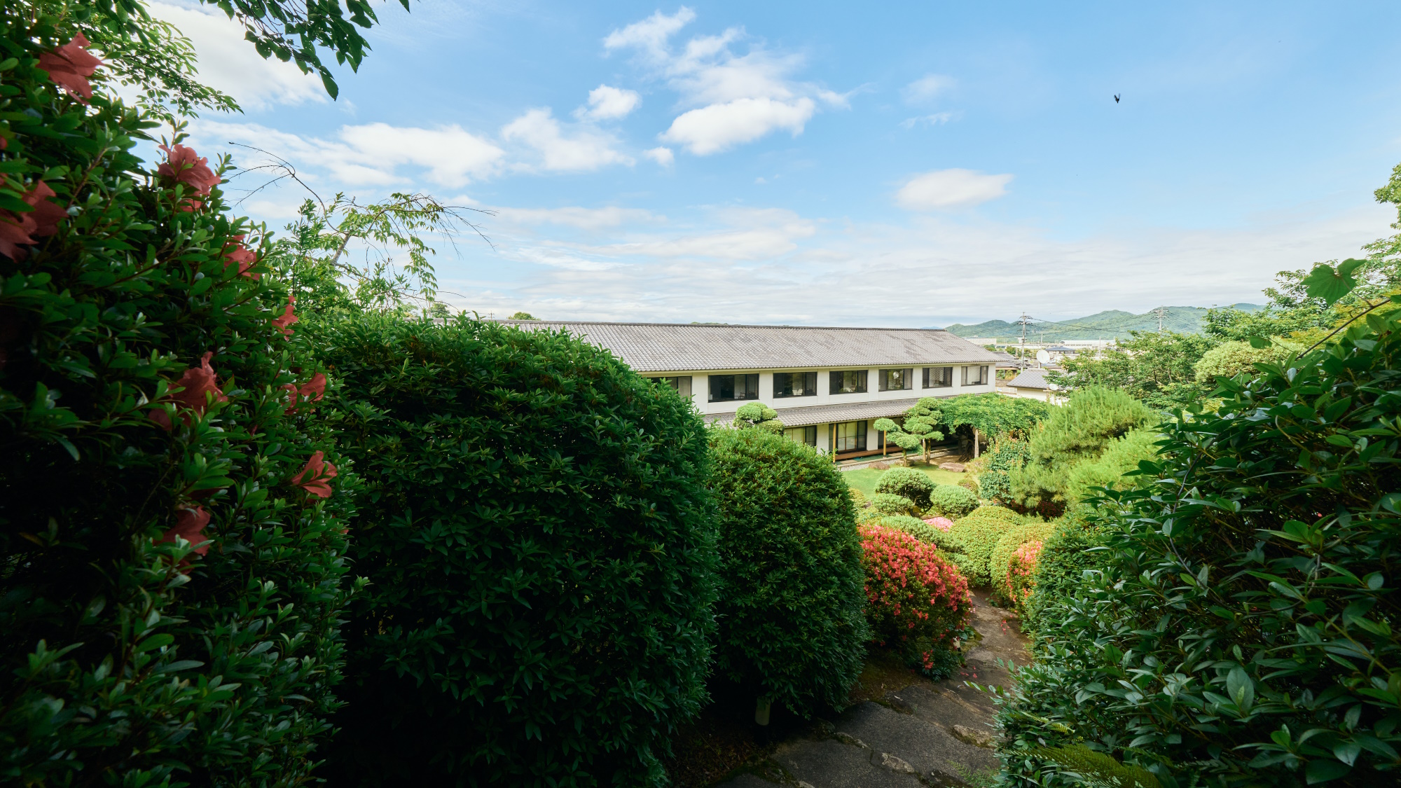 別邸/さくらより眺める尚玄山荘の1350坪の日本庭園