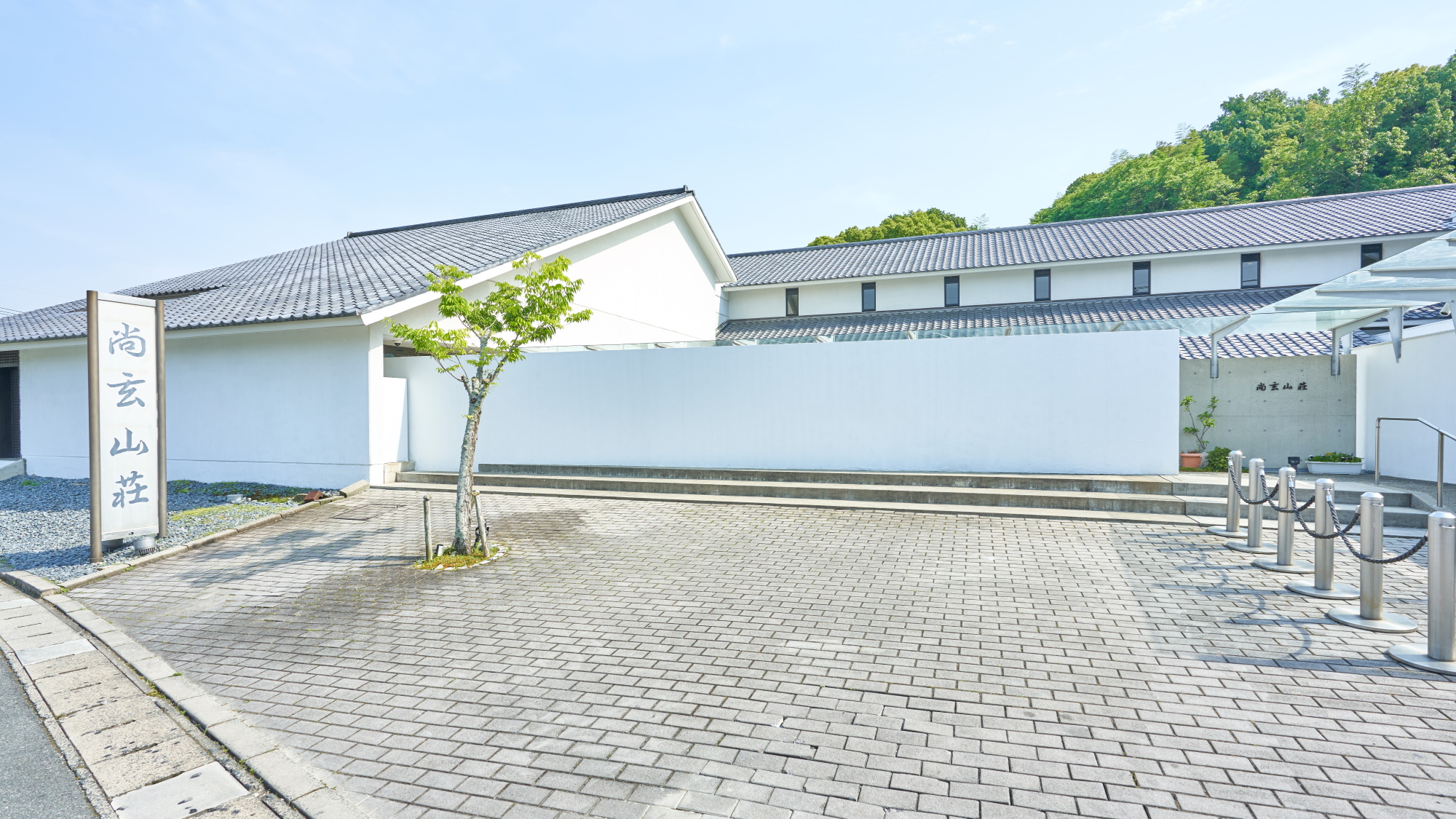 １３５０坪の日本庭園と好対照をなす、美術館の様で、数々の賞に輝いたシャープなモダン和風現代建築。