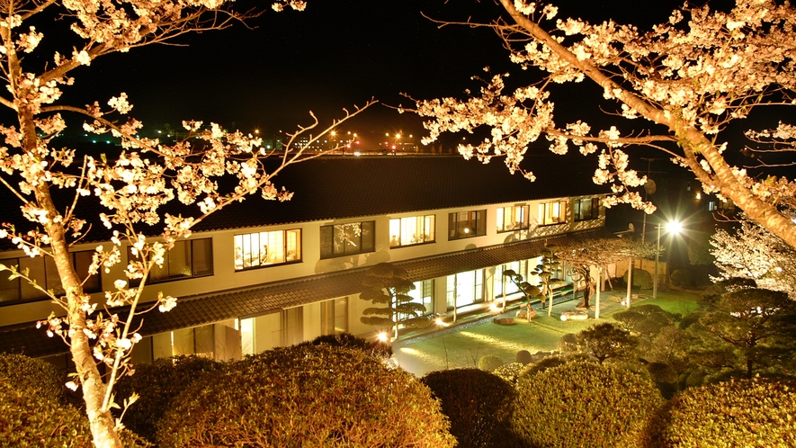 夜桜と尚玄山荘