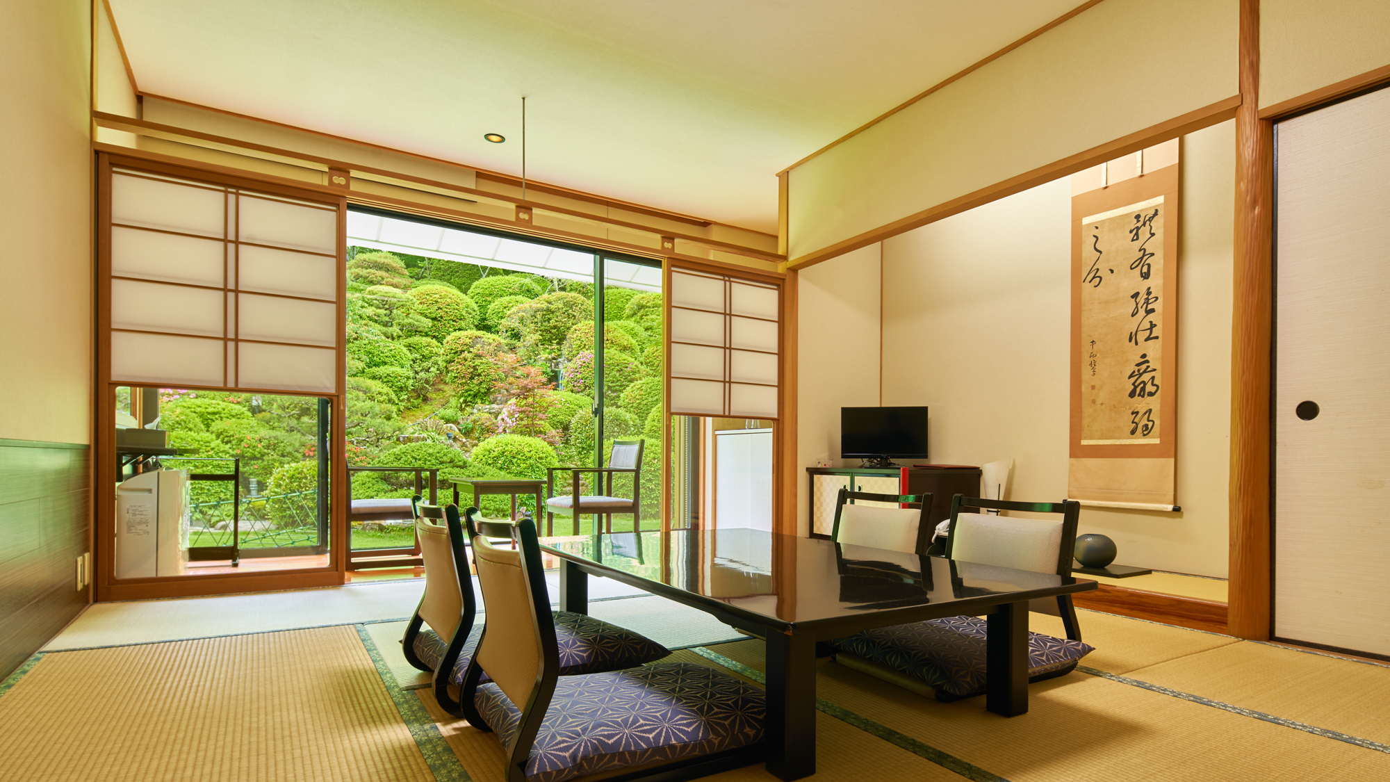 【客室/一例】1350坪の日本庭園を眺めながら、ゆったりとお過ごしください。