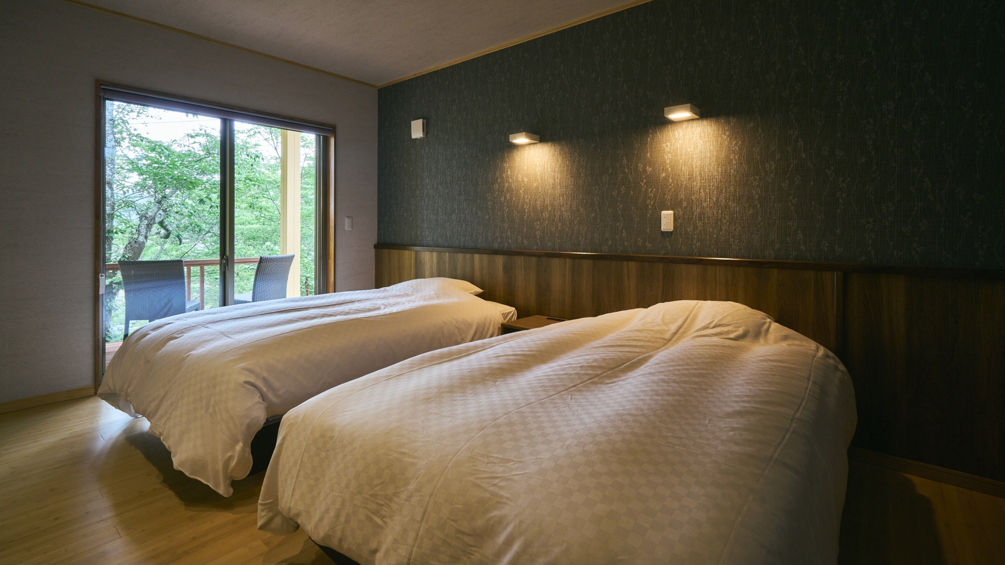  【別邸さくら／和洋室一例】ベッドルーム。シモンズ社製のベッドで快適な睡眠をお約束。