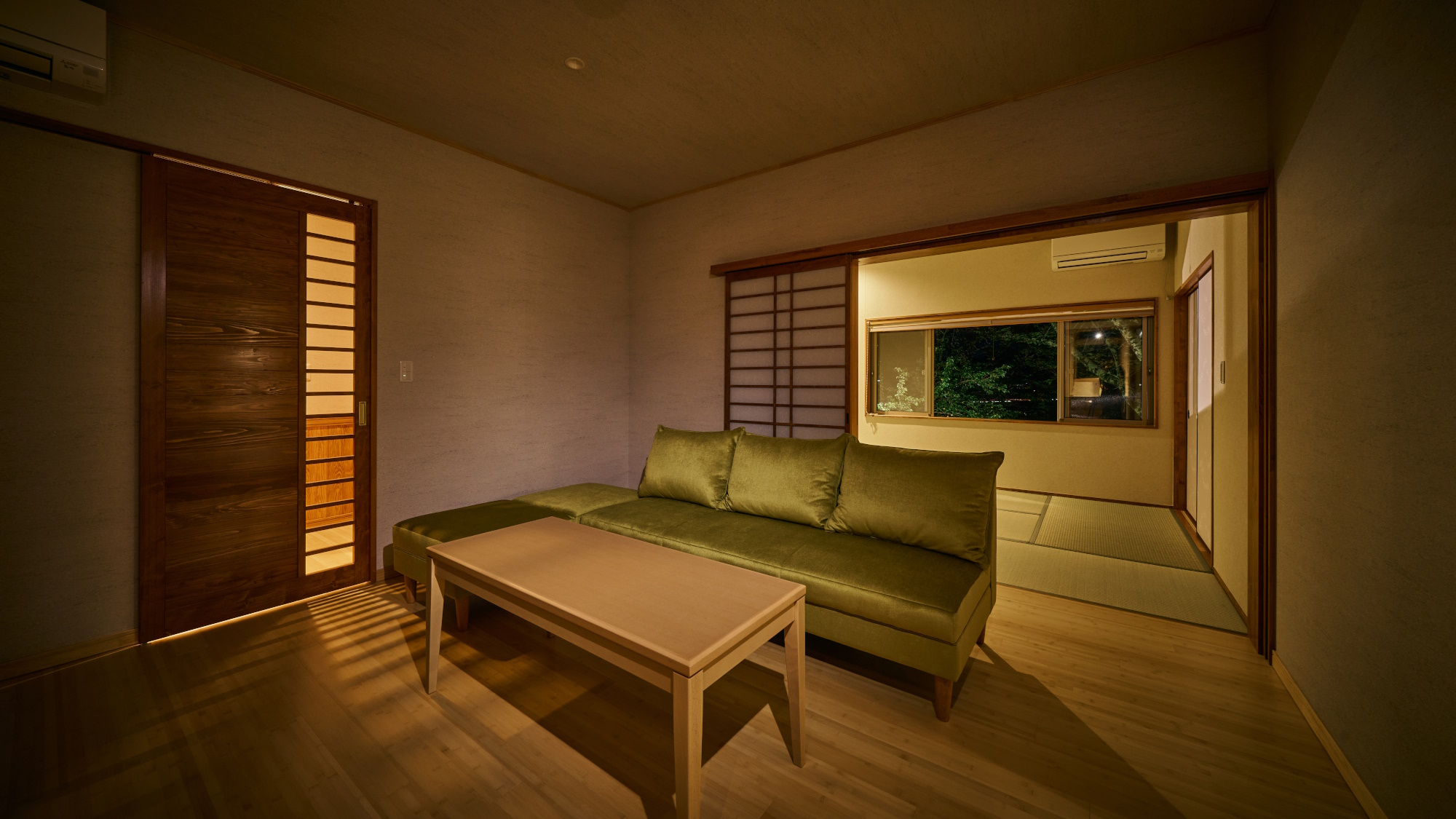   【別邸さくら／和洋室一例】ベッドルーム+リビングルーム+和室+半露天風呂付のゆとりの空間。