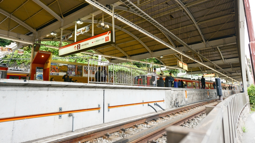 *箱根湯本駅/新宿から85分。箱根の玄関口です。年間を通して観光客で賑わいます。