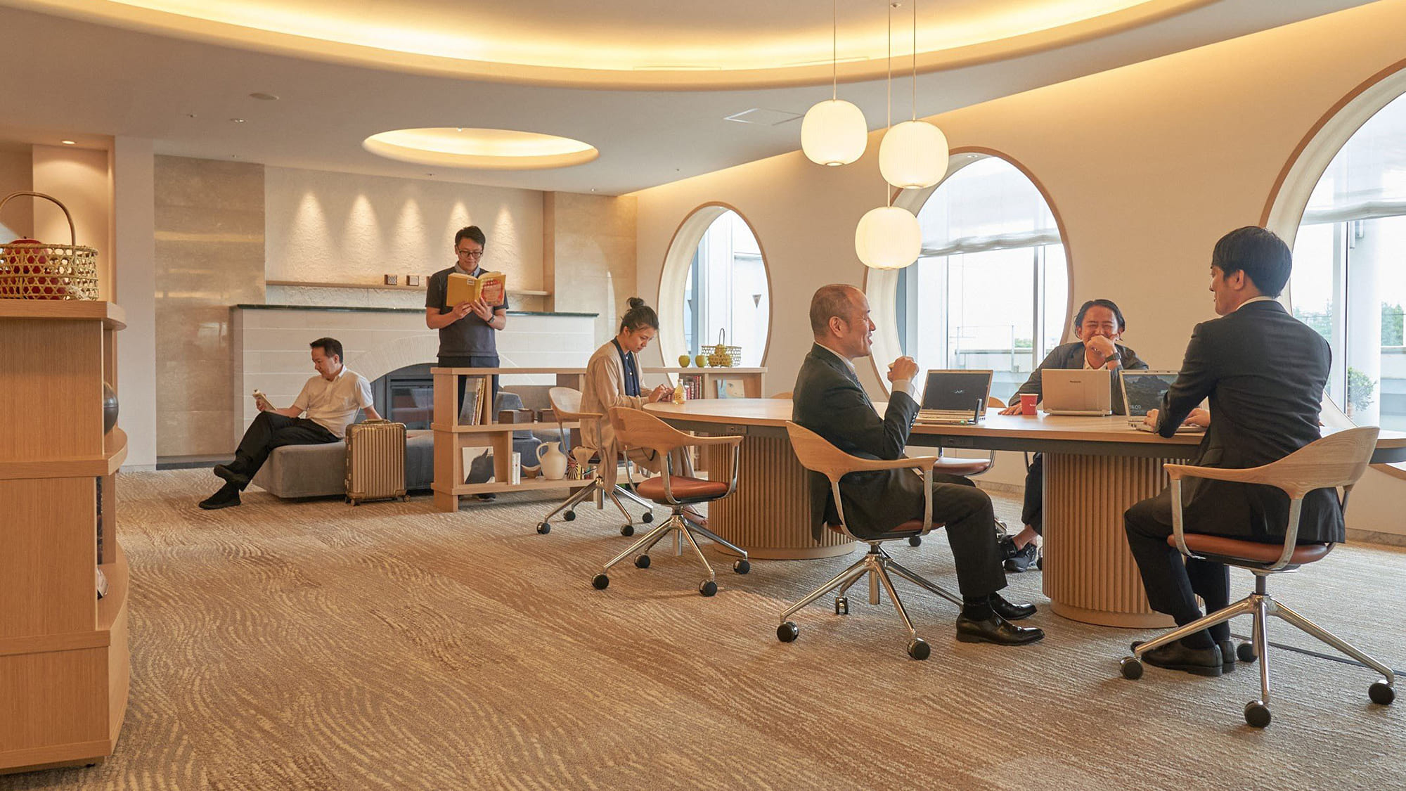 【ラウンジ：5階】ご滞在中のくつろぎの場としてお使いくださいませ（コンセント・USBポート・Wi-F