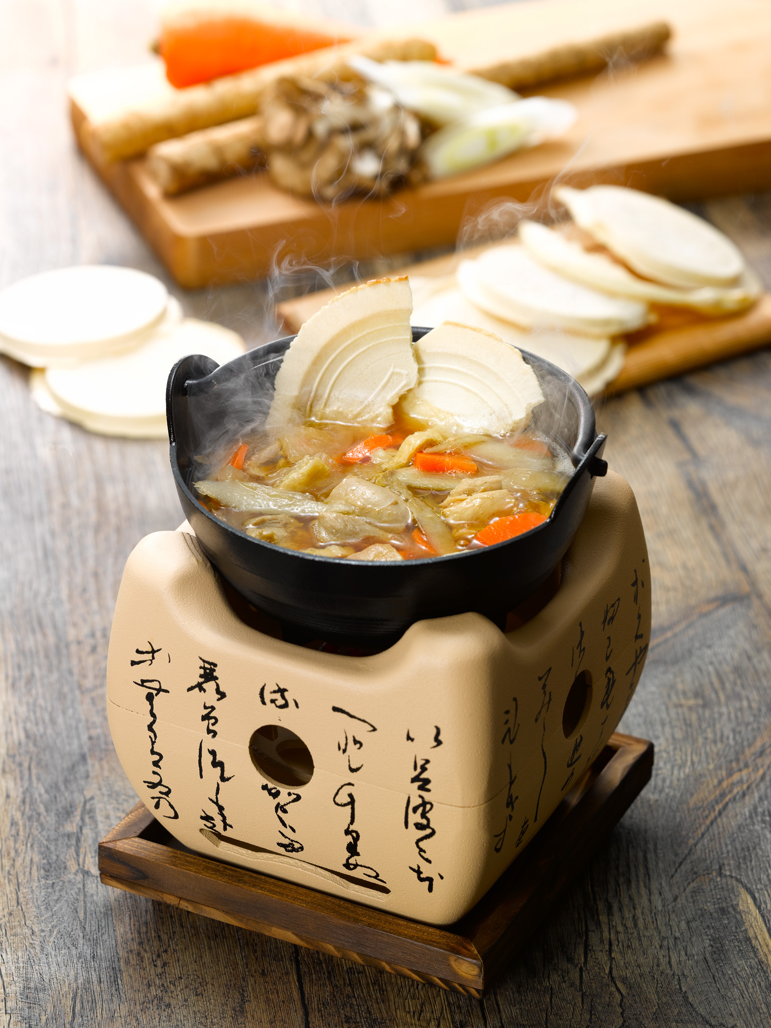 鶏や魚介のダシ汁に、専用の「南部せんべい」を割り入れて煮込んだ郷土料理です。