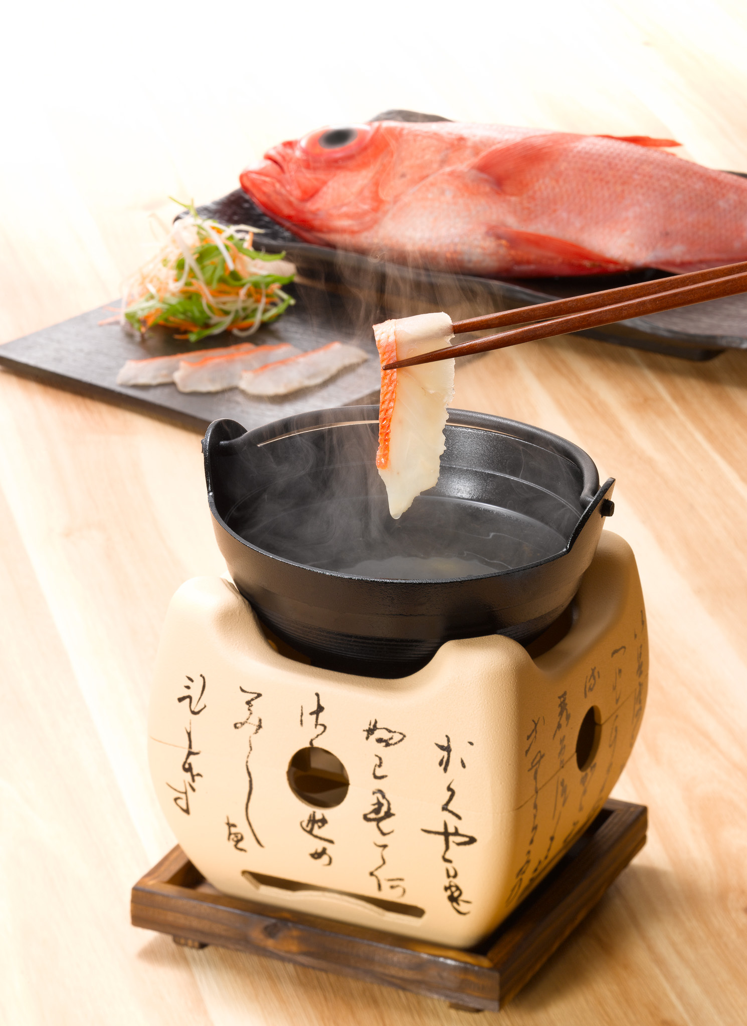 目の前の小さなコンロで、金目鯛の薄切りを熱々出汁でさっと味わう、贅沢なしゃぶしゃぶ。