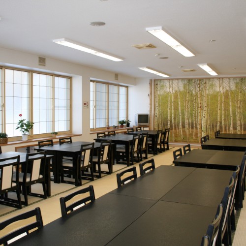 【お食事処　白樺】畳敷きにテーブルと椅子で　お客様にリラックス出来て良いと好評です。