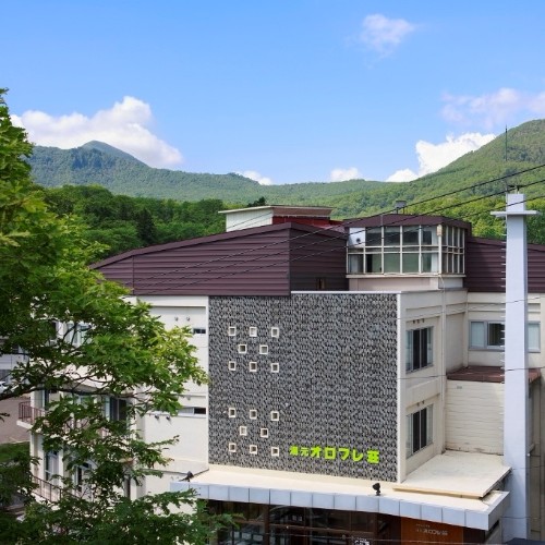 【外観】「湯元オロフレ荘　正面」すぐ脇には登別川支流の千歳川が流れています。