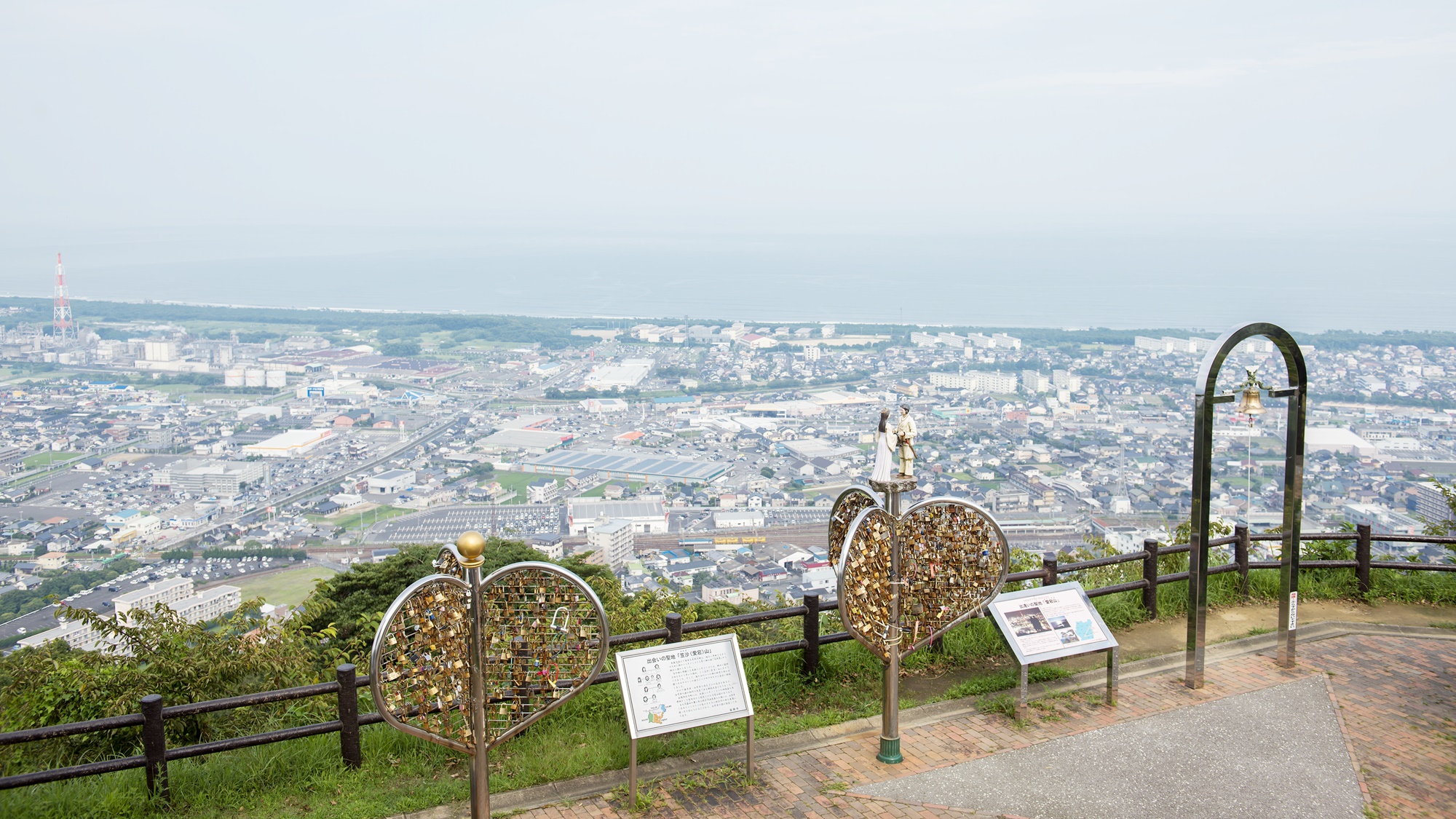 【愛宕山展望台】「笠沙山」と呼ばれ、ニニギノ命とコノハナサクヤ姫が出会い結婚したという、人気スポット