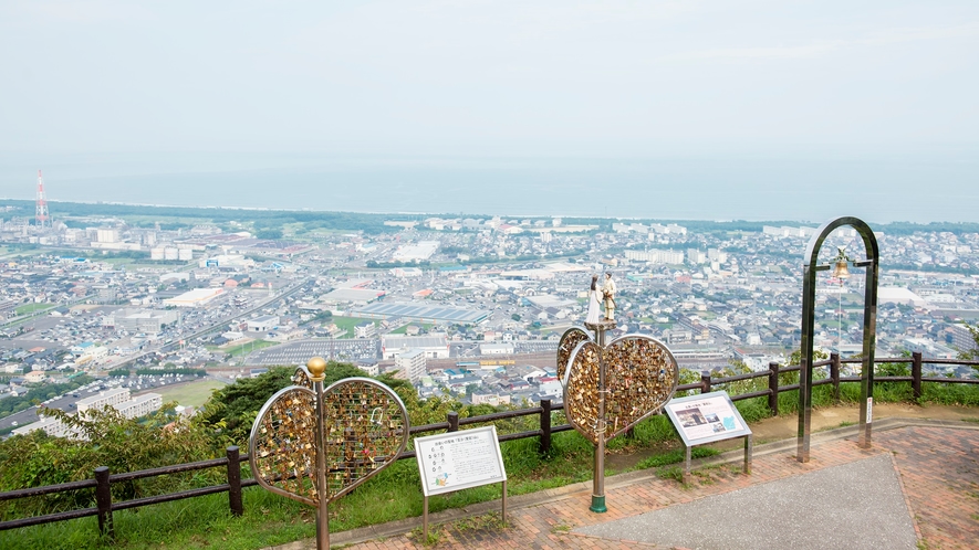 【愛宕山展望台】「笠沙山」と呼ばれ、ニニギノ命とコノハナサクヤ姫が出会い結婚したという、人気スポット