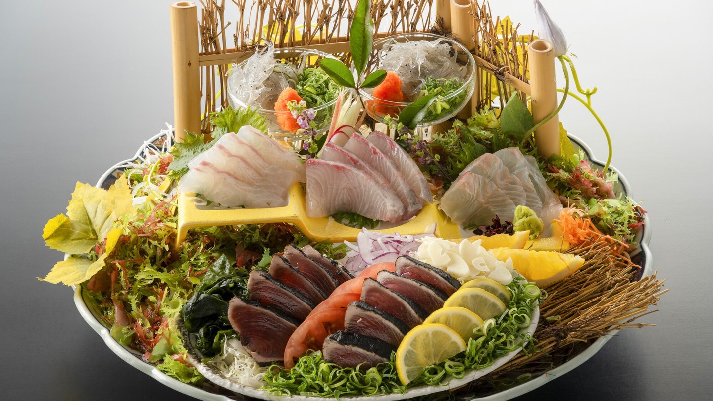 【旬彩物語／船遊びコース】生姜真鯛の旨味酢餡掛けや和牛ロースト、土佐の旬魚が盛り沢山の皿鉢料理など