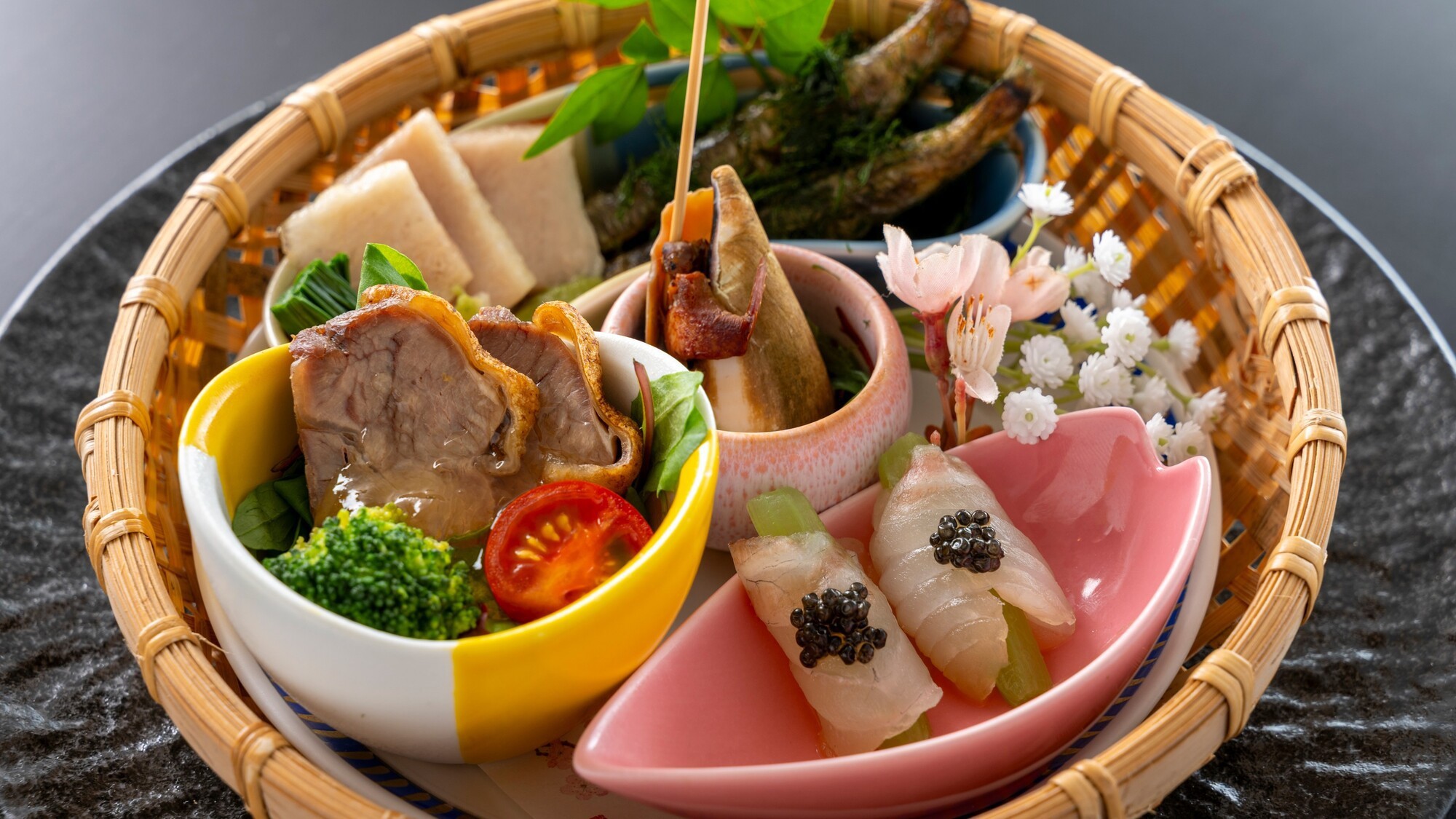 【旬彩物語／朧月コース】ぷりぷりの伊勢海老姿造りや四万十牛希少部位の食べ比べなど匠の技で綴る土佐の春