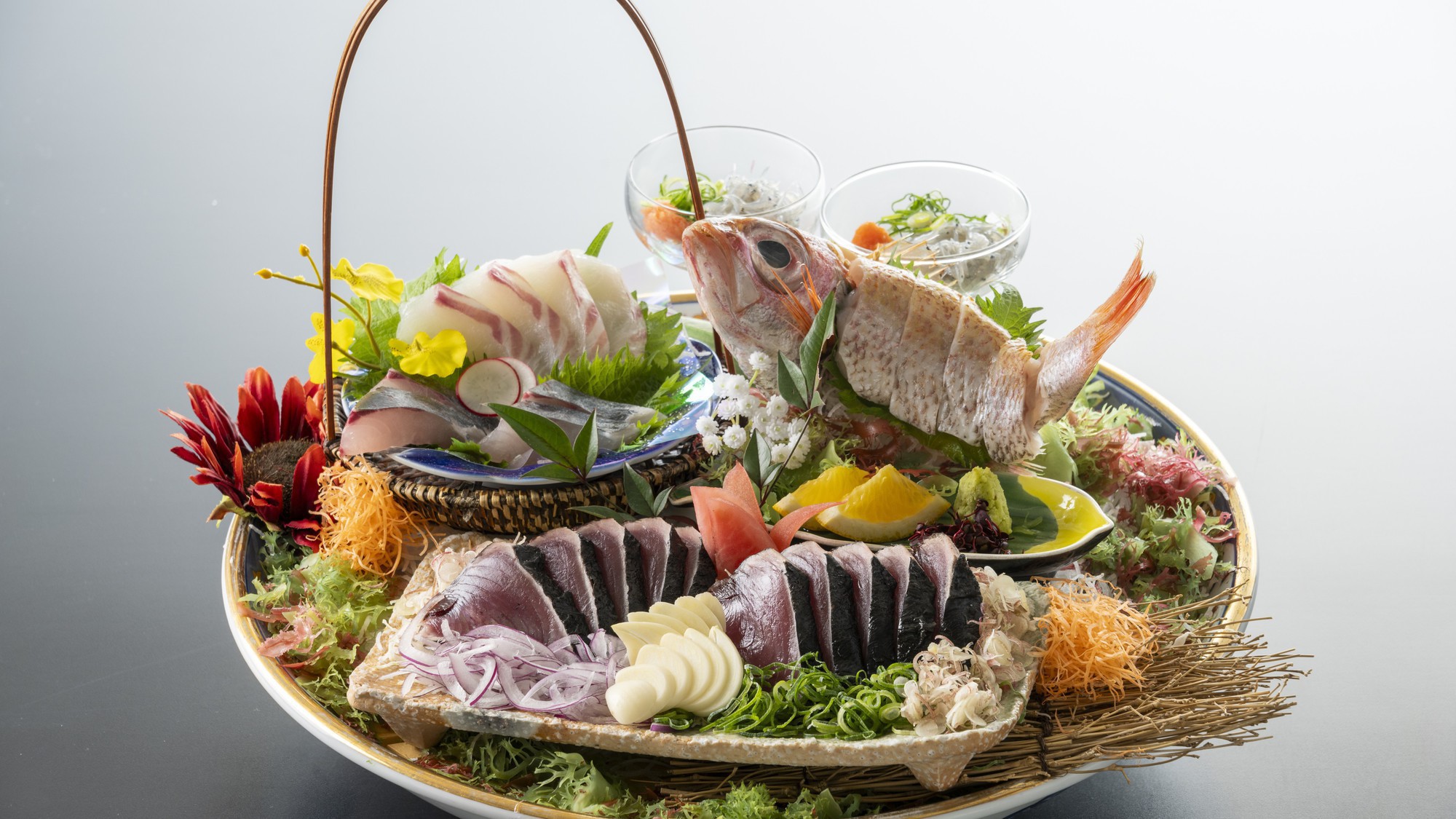 【皿鉢料理】鰹のタタキはもちろん、乙女鯛や土佐縞鯵など新鮮な旬魚の刺身を盛り付け
