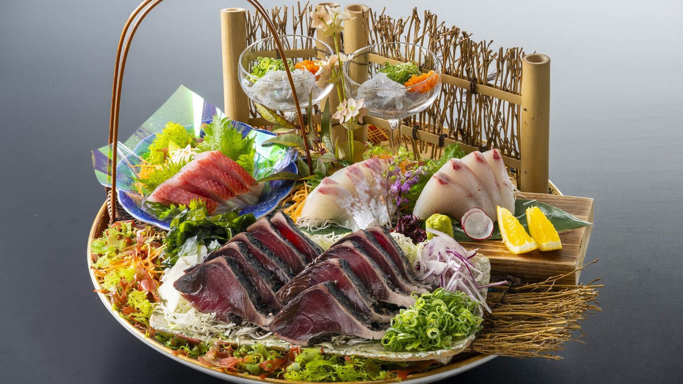 【旬彩物語／船遊びコース】タタキや鮮魚を豪快に盛り付けた皿鉢料理に和牛ローストビーフなど弾む土佐の心