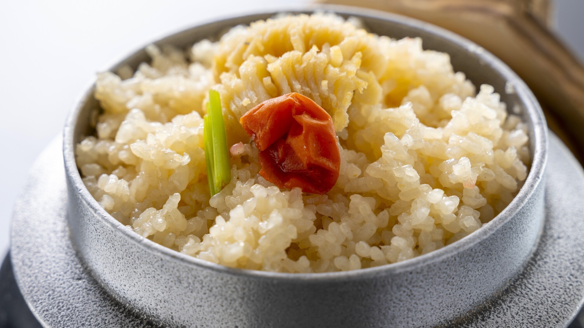 【旬彩物語／船遊びコース】タタキや鮮魚を豪快に盛り付けた皿鉢料理に和牛ローストビーフなど弾む土佐の心