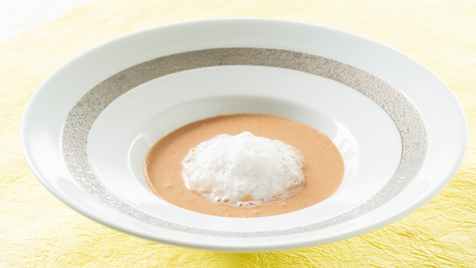 【スープ】繊細なツガニの風味と甘酸っぱいアルテトマトが絶妙なハーモニーを奏でる冷製のスープ。