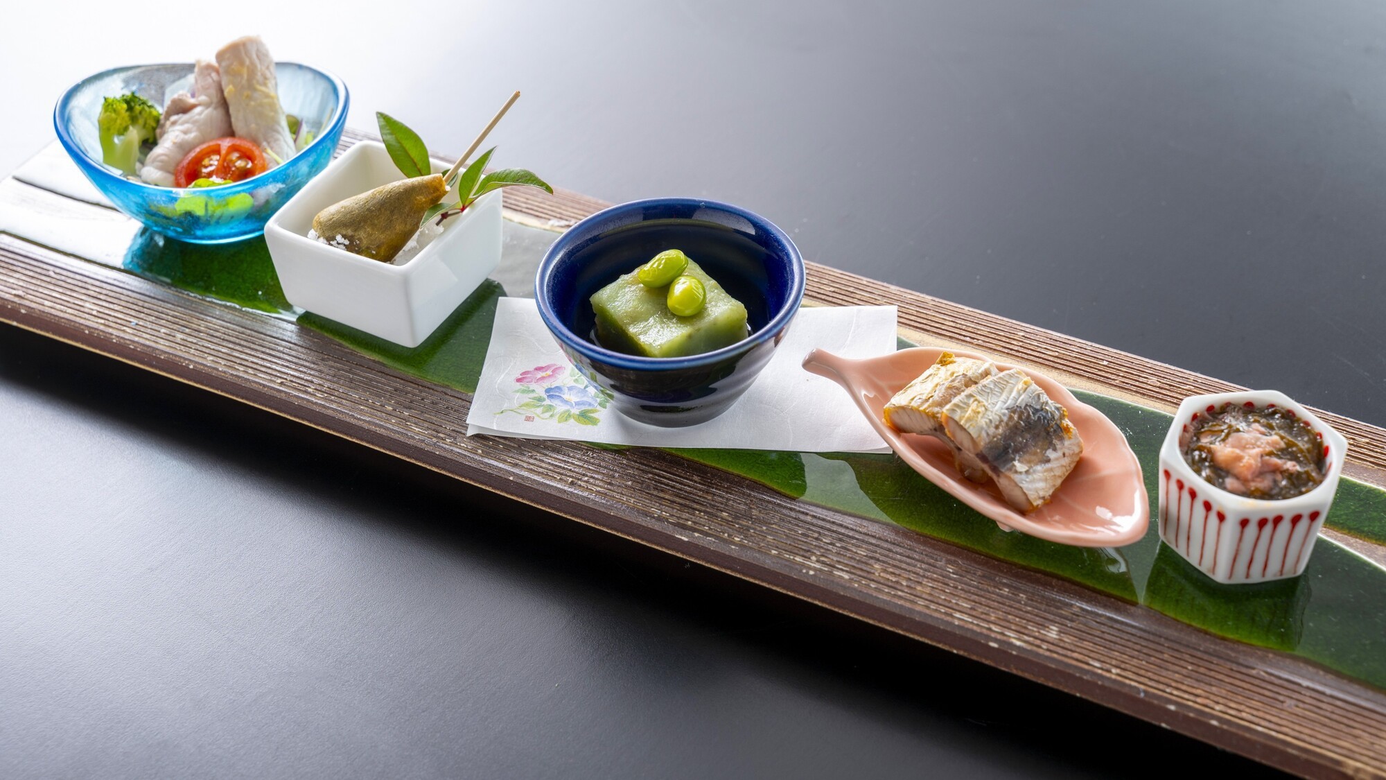 【旬彩物語／船遊びコース】タタキや鮮魚を豪快に盛り付けた皿鉢料理に和牛ローストビーフなど弾む土佐の心