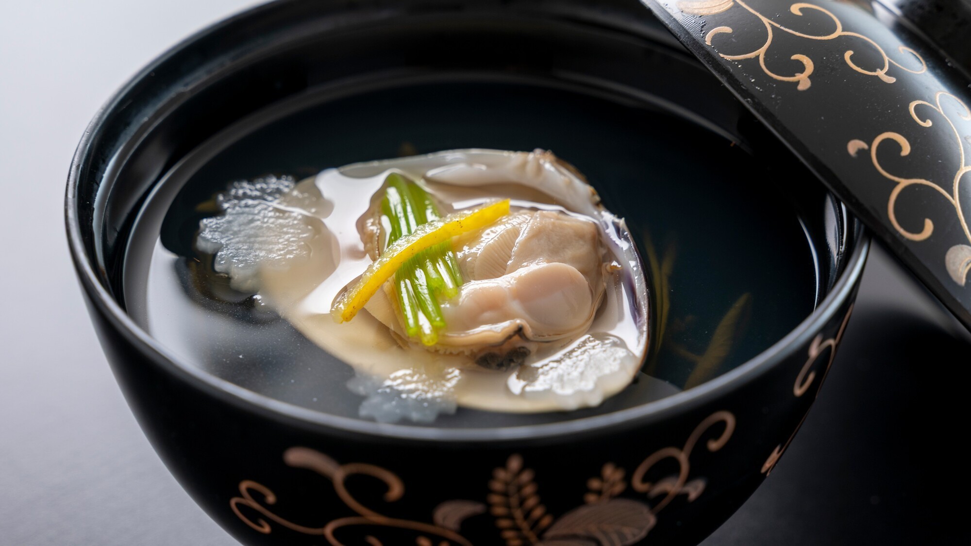 【旬彩物語／朧月コース】ぷりぷりの伊勢海老姿造りや四万十牛希少部位の食べ比べなど匠の技で綴る土佐の春